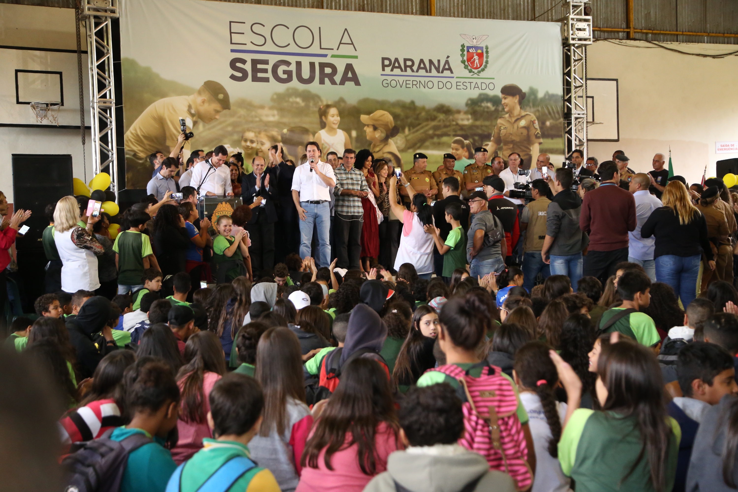 O governador Carlos Massa Ratinho Junior lançou nesta sexta-feira (17) o programa Escola Segura em Londrina, no Norte do Paraná. O colégio estadual Olympia Morais Tormenta, onde aconteceu a solenidade, e outras 17 escolas estaduais do município contam agora com policiais militares que atuarão diariamente para reforçar a segurança no período de aulas. Foto: José Fernando Ogura/ANPr