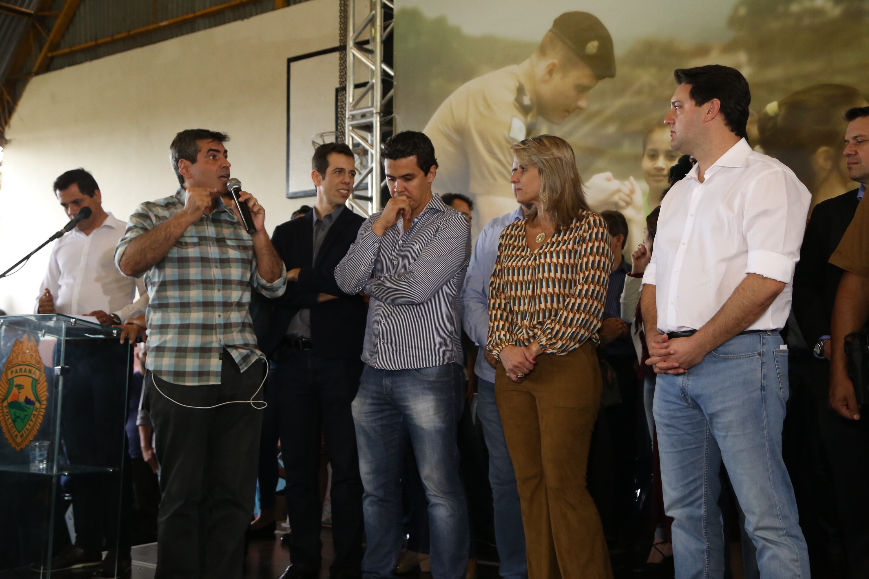 O governador Carlos Massa Ratinho Junior lançou nesta sexta-feira (17) o programa Escola Segura em Londrina, no Norte do Paraná. O colégio estadual Olympia Morais Tormenta, onde aconteceu a solenidade, e outras 17 escolas estaduais do município contam agora com policiais militares que atuarão diariamente para reforçar a segurança no período de aulas. Foto: José Fernando Ogura/ANPr