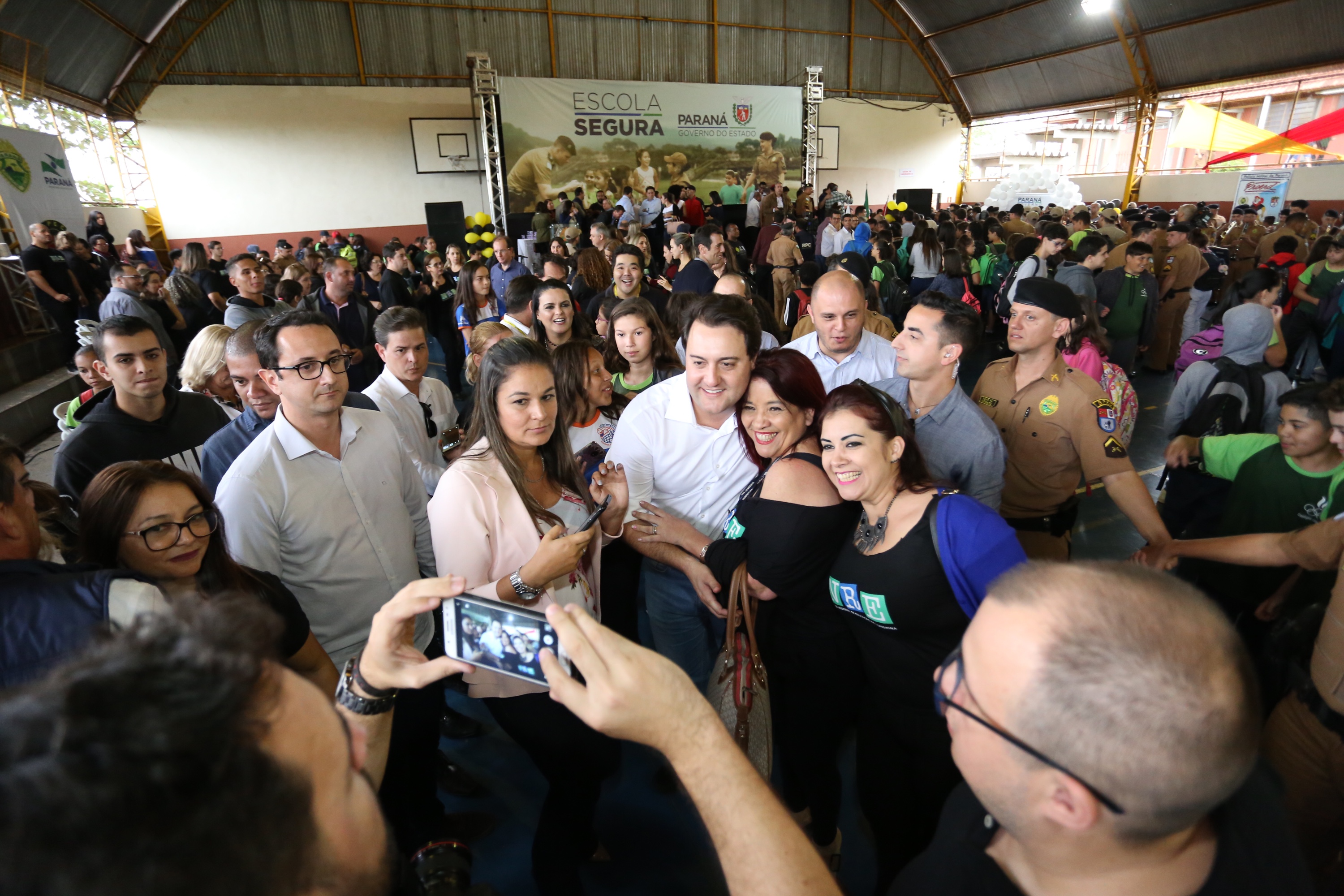 O governador Carlos Massa Ratinho Junior lançou nesta sexta-feira (17) o programa Escola Segura em Londrina, no Norte do Paraná. O colégio estadual Olympia Morais Tormenta, onde aconteceu a solenidade, e outras 17 escolas estaduais do município contam agora com policiais militares que atuarão diariamente para reforçar a segurança no período de aulas. Foto: José Fernando Ogura/ANPr