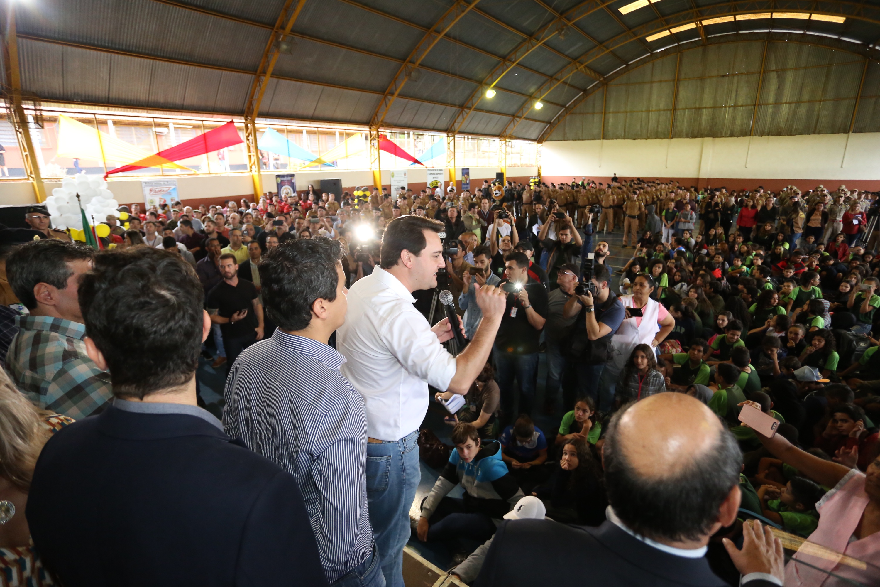 O governador Carlos Massa Ratinho Junior lançou nesta sexta-feira (17) o programa Escola Segura em Londrina, no Norte do Paraná. O colégio estadual Olympia Morais Tormenta, onde aconteceu a solenidade, e outras 17 escolas estaduais do município contam agora com policiais militares que atuarão diariamente para reforçar a segurança no período de aulas. Foto: José Fernando Ogura/ANPr