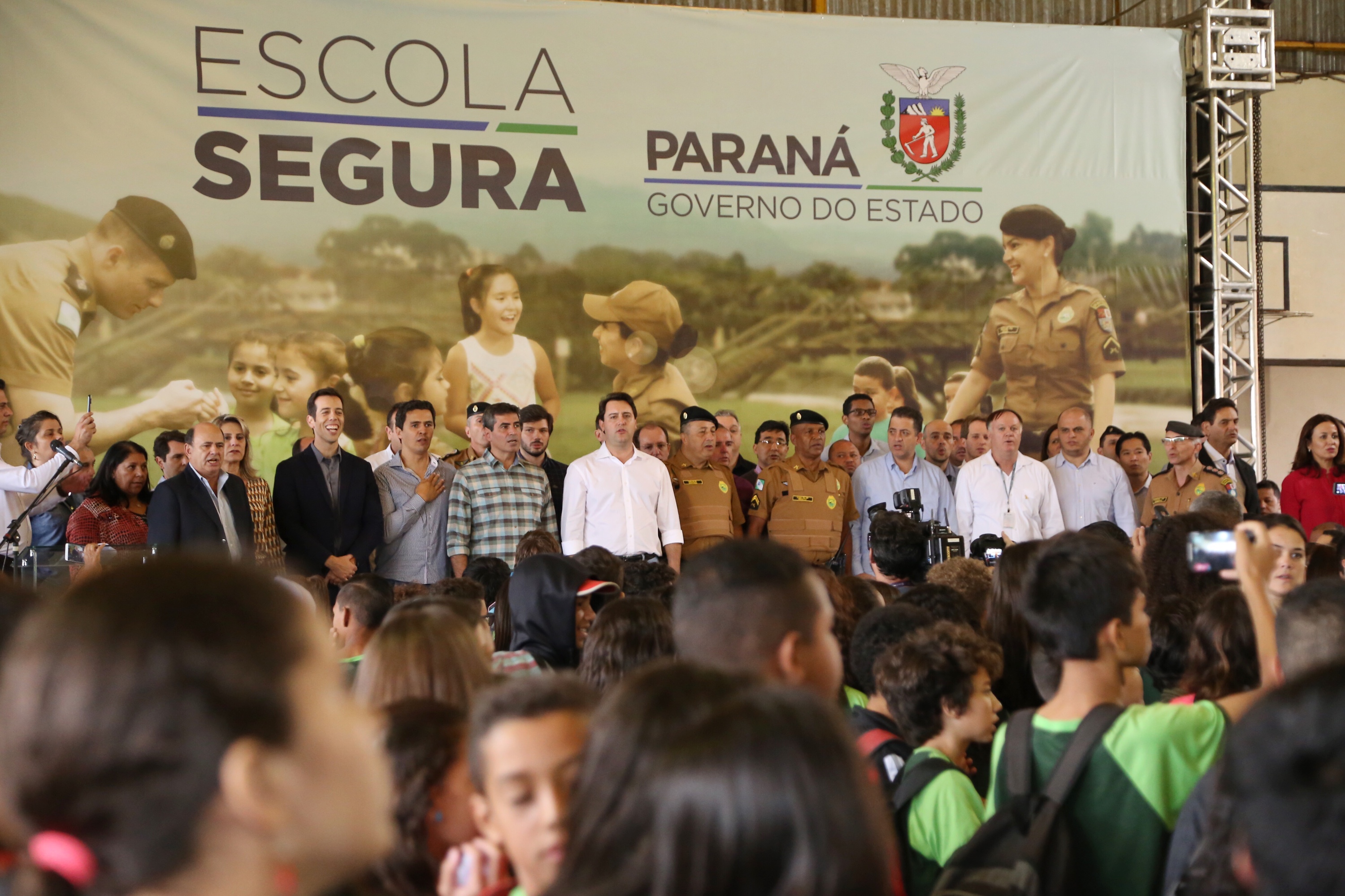 O governador Carlos Massa Ratinho Junior lançou nesta sexta-feira (17) o programa Escola Segura em Londrina, no Norte do Paraná. O colégio estadual Olympia Morais Tormenta, onde aconteceu a solenidade, e outras 17 escolas estaduais do município contam agora com policiais militares que atuarão diariamente para reforçar a segurança no período de aulas. Foto: José Fernando Ogura/ANPr
