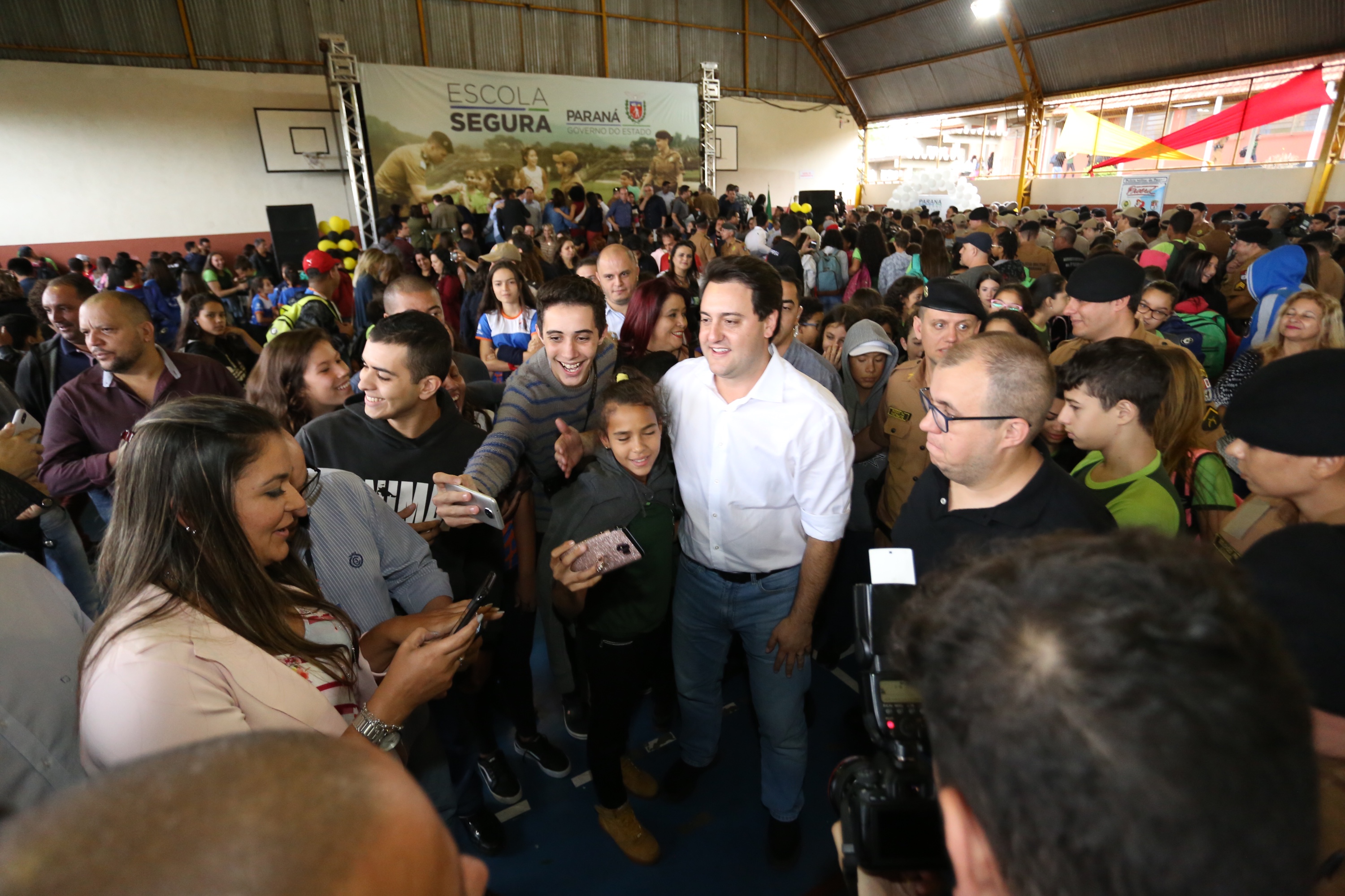 O governador Carlos Massa Ratinho Junior lançou nesta sexta-feira (17) o programa Escola Segura em Londrina, no Norte do Paraná. O colégio estadual Olympia Morais Tormenta, onde aconteceu a solenidade, e outras 17 escolas estaduais do município contam agora com policiais militares que atuarão diariamente para reforçar a segurança no período de aulas. Foto: José Fernando Ogura/ANPr