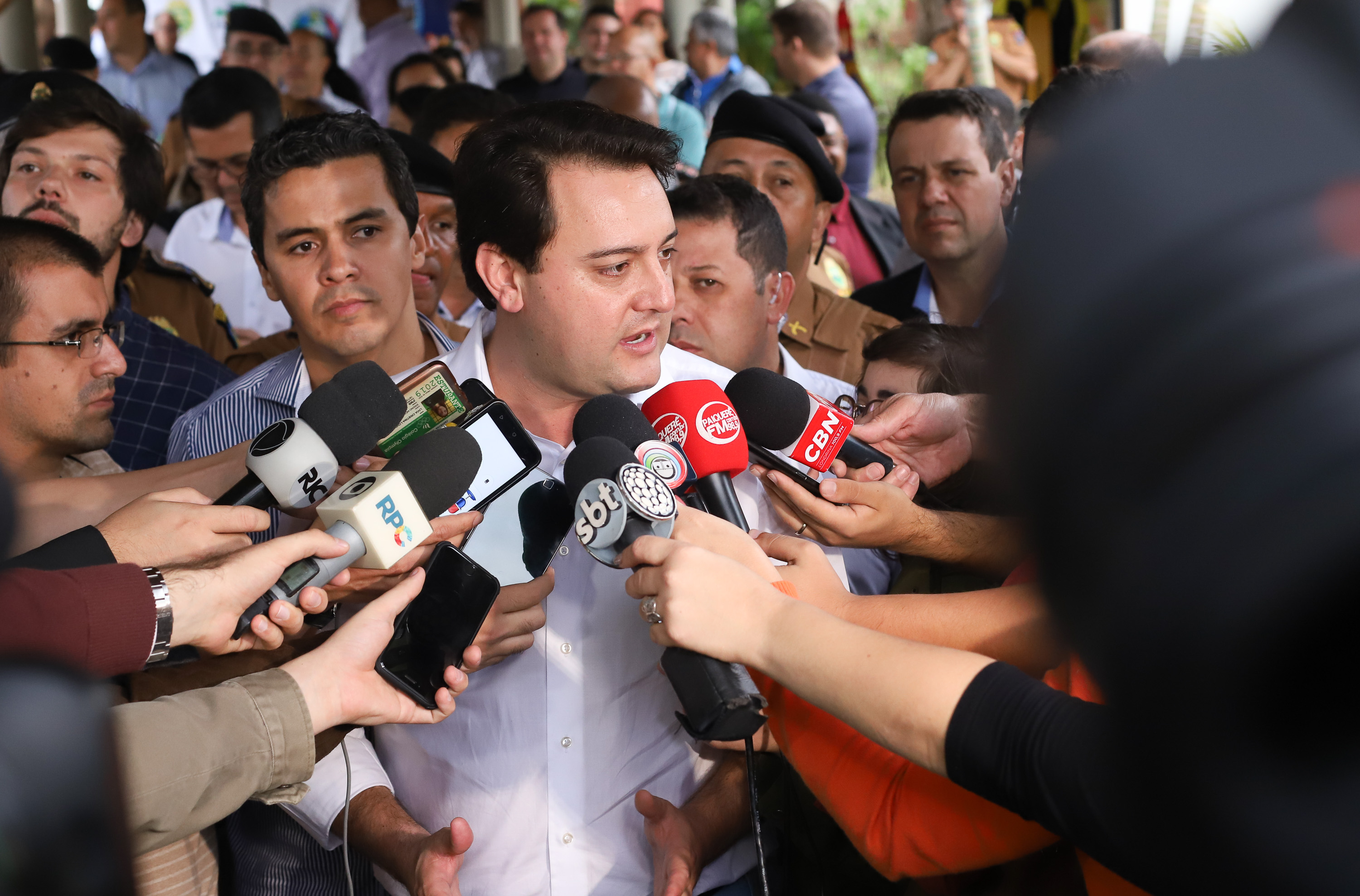 O governador Carlos Massa Ratinho Junior lançou nesta sexta-feira (17) o programa Escola Segura em Londrina, no Norte do Paraná. O colégio estadual Olympia Morais Tormenta, onde aconteceu a solenidade, e outras 17 escolas estaduais do município contam agora com policiais militares que atuarão diariamente para reforçar a segurança no período de aulas. Foto: Rodrigo Felix Leal/ANPr