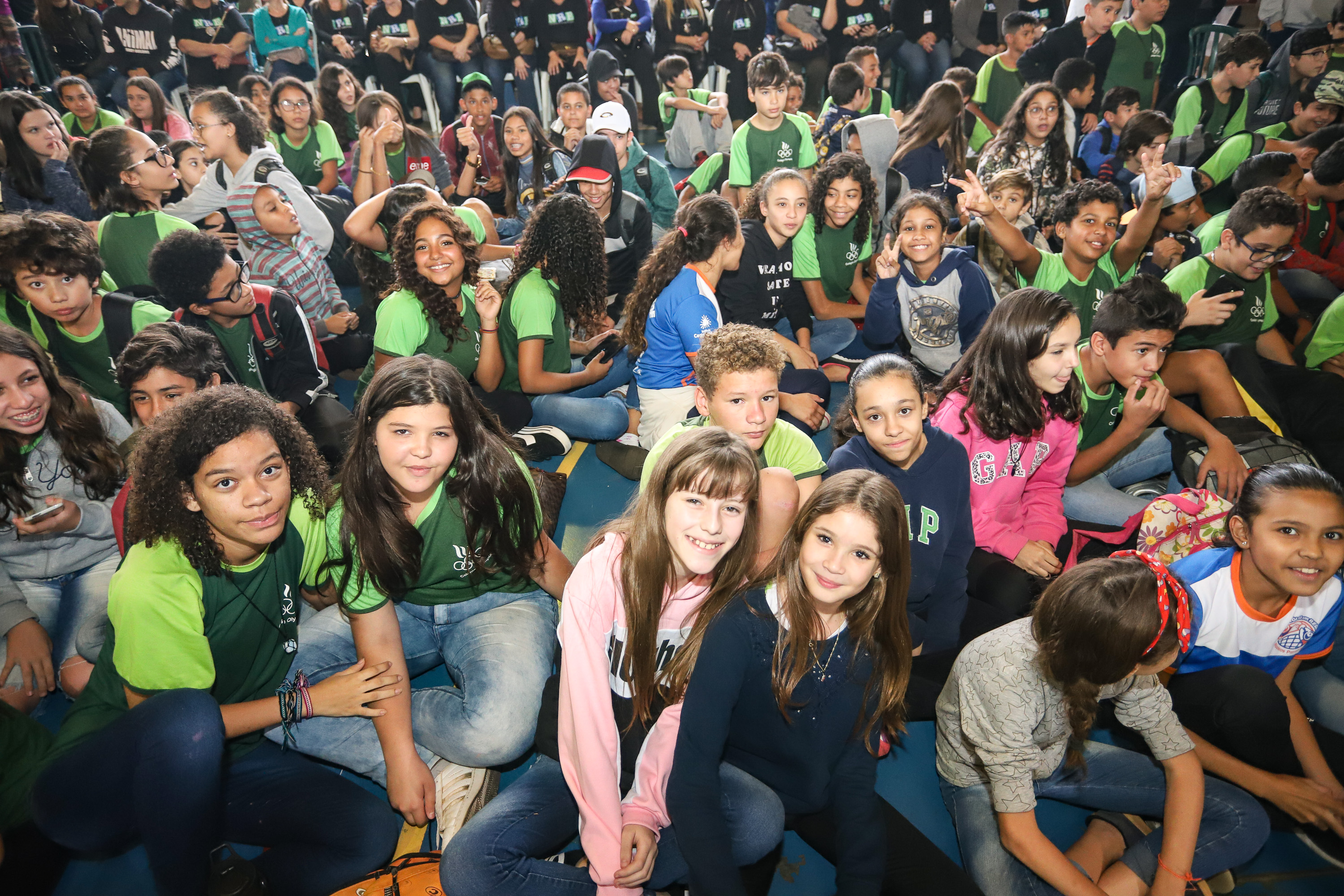 O governador Carlos Massa Ratinho Junior lançou nesta sexta-feira (17) o programa Escola Segura em Londrina, no Norte do Paraná. O colégio estadual Olympia Morais Tormenta, onde aconteceu a solenidade, e outras 17 escolas estaduais do município contam agora com policiais militares que atuarão diariamente para reforçar a segurança no período de aulas. Foto: Rodrigo Felix Leal/ANPr