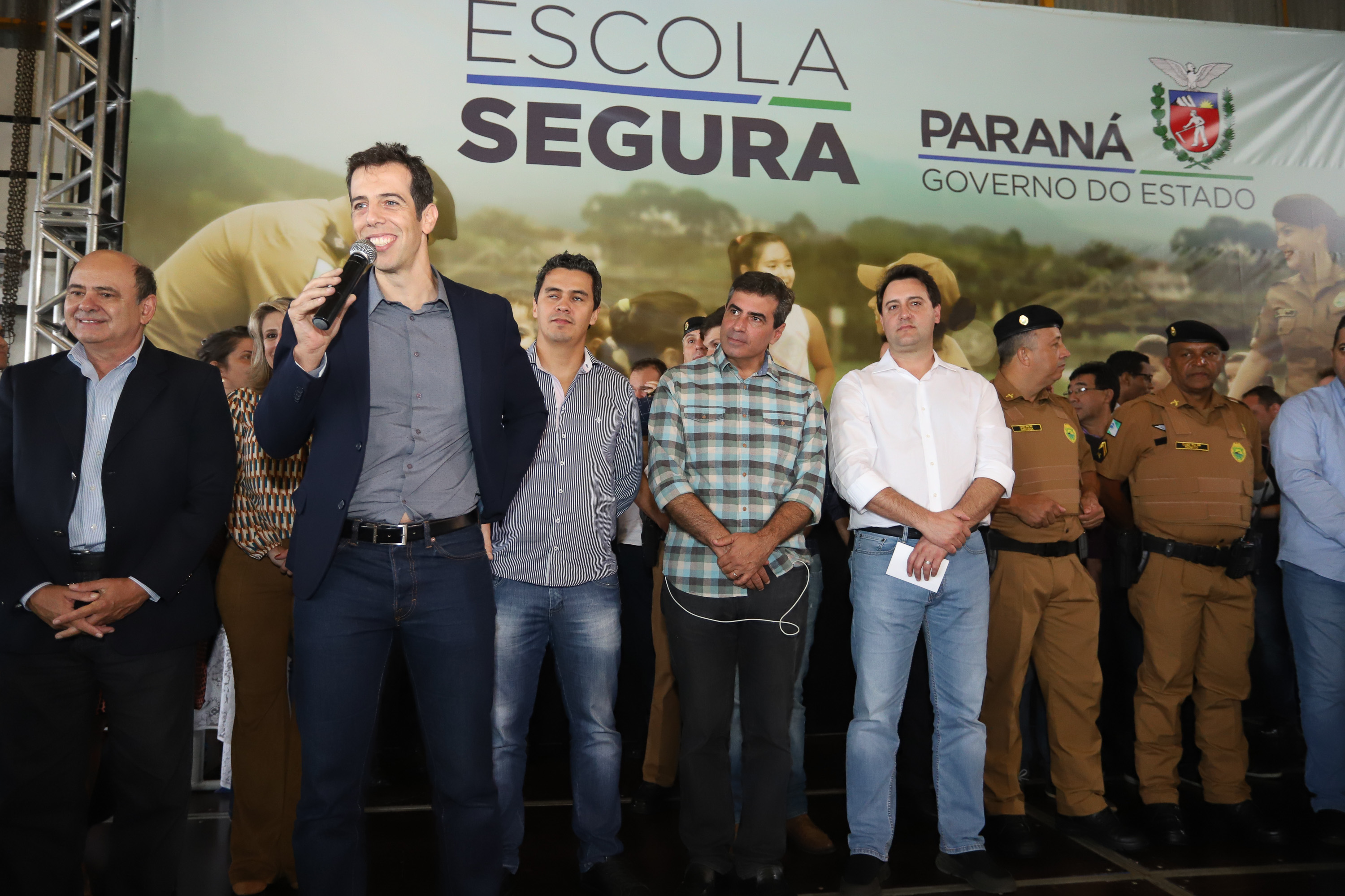 O governador Carlos Massa Ratinho Junior lançou nesta sexta-feira (17) o programa Escola Segura em Londrina, no Norte do Paraná. O colégio estadual Olympia Morais Tormenta, onde aconteceu a solenidade, e outras 17 escolas estaduais do município contam agora com policiais militares que atuarão diariamente para reforçar a segurança no período de aulas. Foto: Rodrigo Felix Leal/ANPr