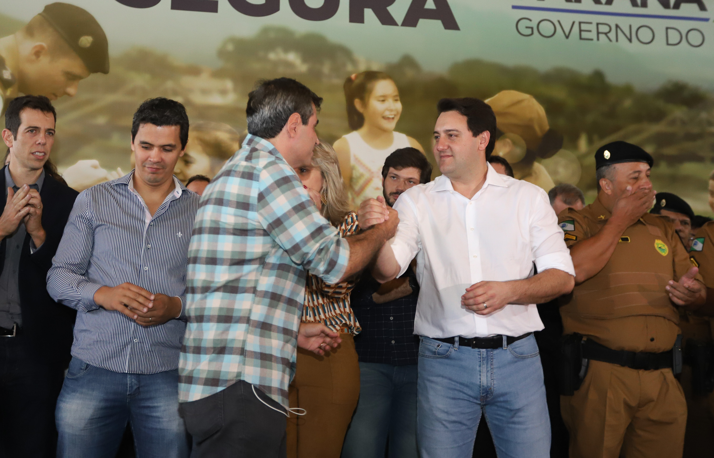 O governador Carlos Massa Ratinho Junior lançou nesta sexta-feira (17) o programa Escola Segura em Londrina, no Norte do Paraná. O colégio estadual Olympia Morais Tormenta, onde aconteceu a solenidade, e outras 17 escolas estaduais do município contam agora com policiais militares que atuarão diariamente para reforçar a segurança no período de aulas. Foto: Rodrigo Felix Leal/ANPr
