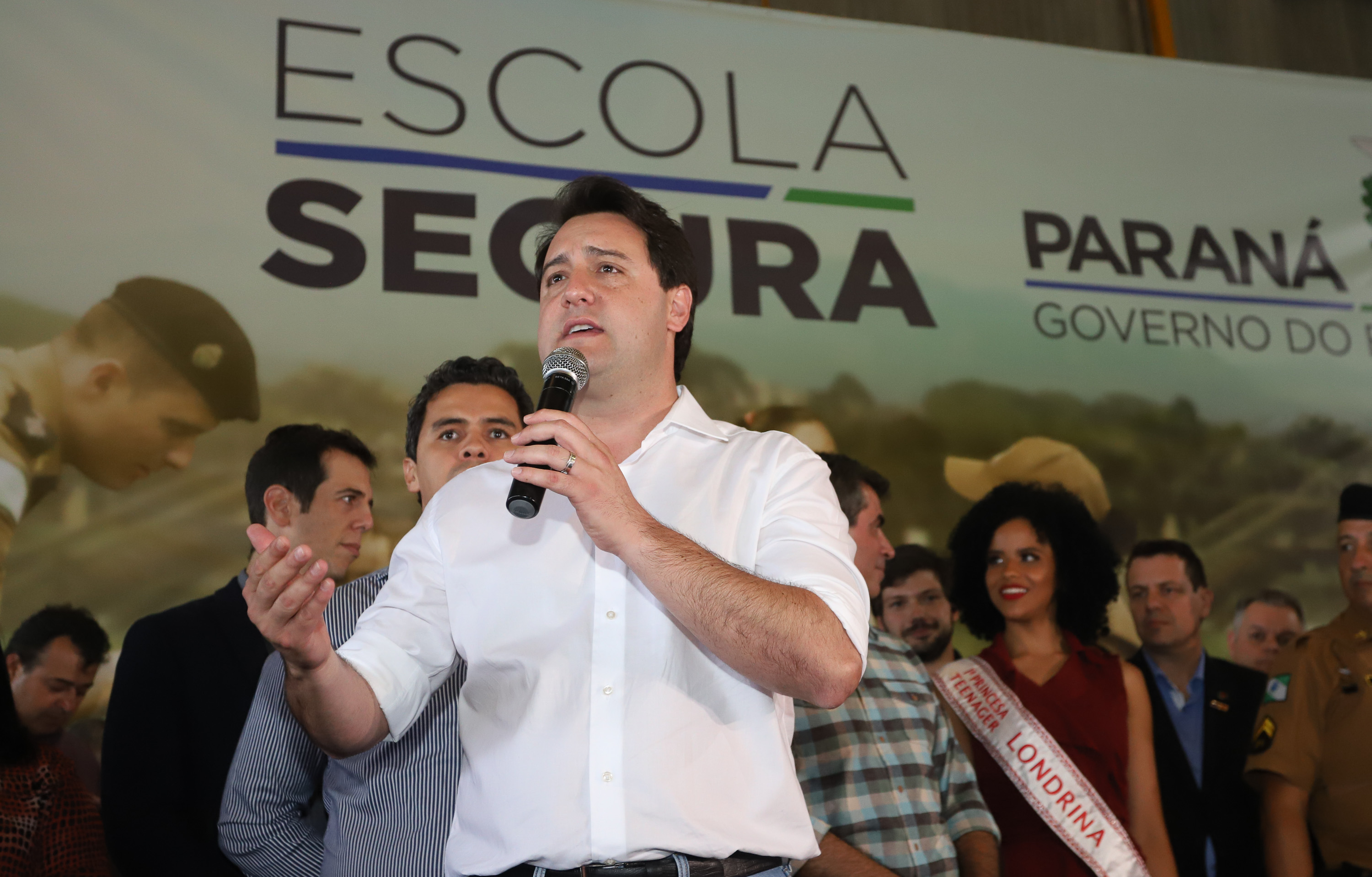 O governador Carlos Massa Ratinho Junior lançou nesta sexta-feira (17) o programa Escola Segura em Londrina, no Norte do Paraná. O colégio estadual Olympia Morais Tormenta, onde aconteceu a solenidade, e outras 17 escolas estaduais do município contam agora com policiais militares que atuarão diariamente para reforçar a segurança no período de aulas. Foto: Rodrigo Felix Leal/ANPr