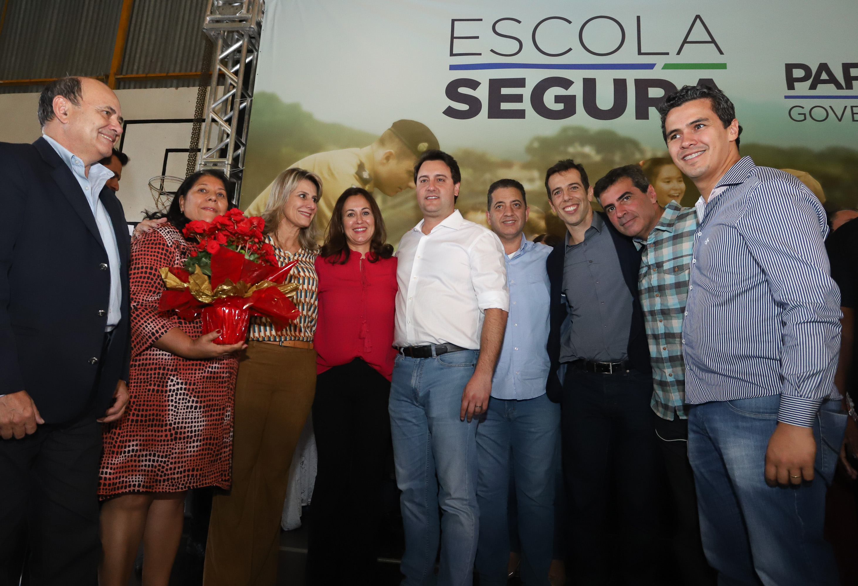 O governador Carlos Massa Ratinho Junior lançou nesta sexta-feira (17) o programa Escola Segura em Londrina, no Norte do Paraná. O colégio estadual Olympia Morais Tormenta, onde aconteceu a solenidade, e outras 17 escolas estaduais do município contam agora com policiais militares que atuarão diariamente para reforçar a segurança no período de aulas. Foto: Rodrigo Felix Leal/ANPr