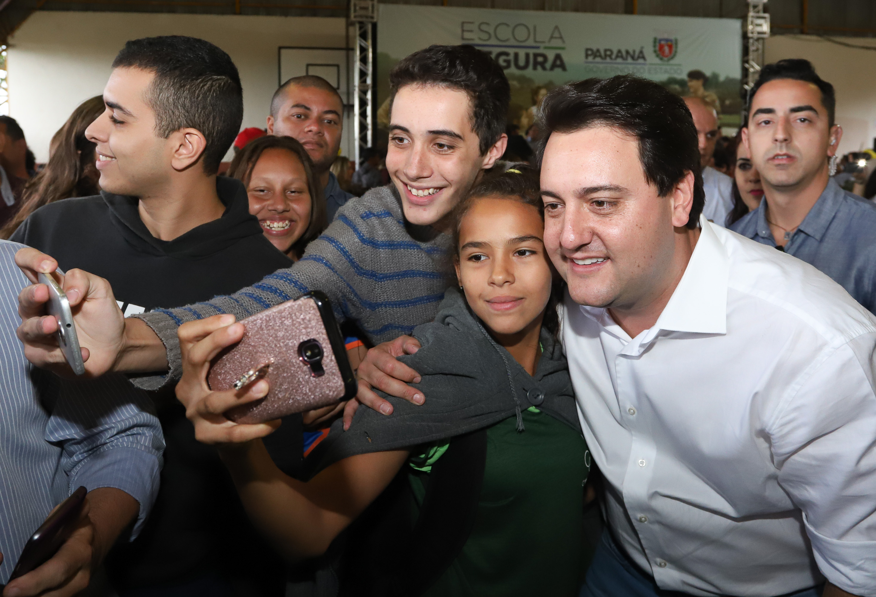 O governador Carlos Massa Ratinho Junior lançou nesta sexta-feira (17) o programa Escola Segura em Londrina, no Norte do Paraná. O colégio estadual Olympia Morais Tormenta, onde aconteceu a solenidade, e outras 17 escolas estaduais do município contam agora com policiais militares que atuarão diariamente para reforçar a segurança no período de aulas. Foto: Rodrigo Felix Leal/ANPr