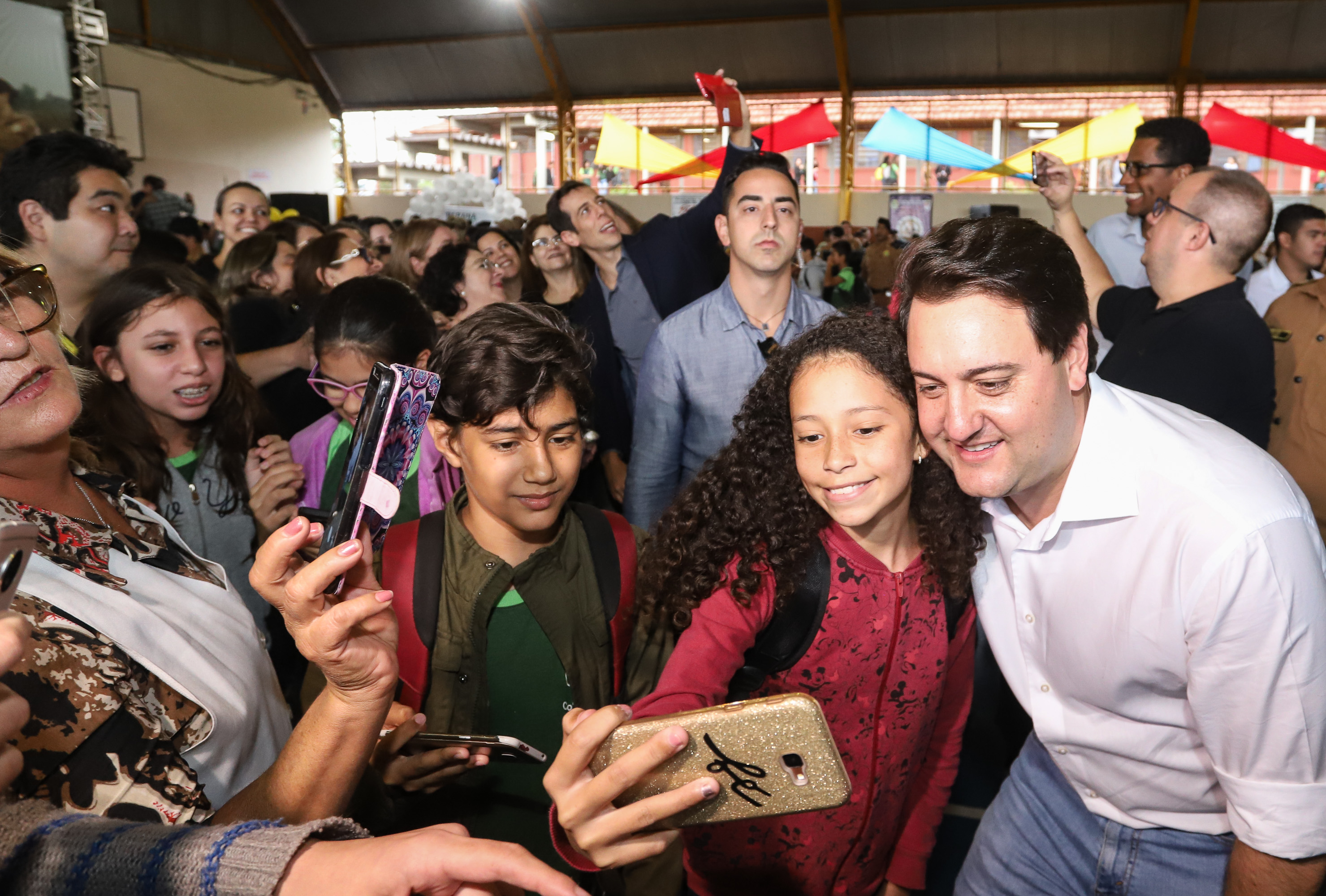 O governador Carlos Massa Ratinho Junior lançou nesta sexta-feira (17) o programa Escola Segura em Londrina, no Norte do Paraná. O colégio estadual Olympia Morais Tormenta, onde aconteceu a solenidade, e outras 17 escolas estaduais do município contam agora com policiais militares que atuarão diariamente para reforçar a segurança no período de aulas. Foto: Rodrigo Felix Leal/ANPr