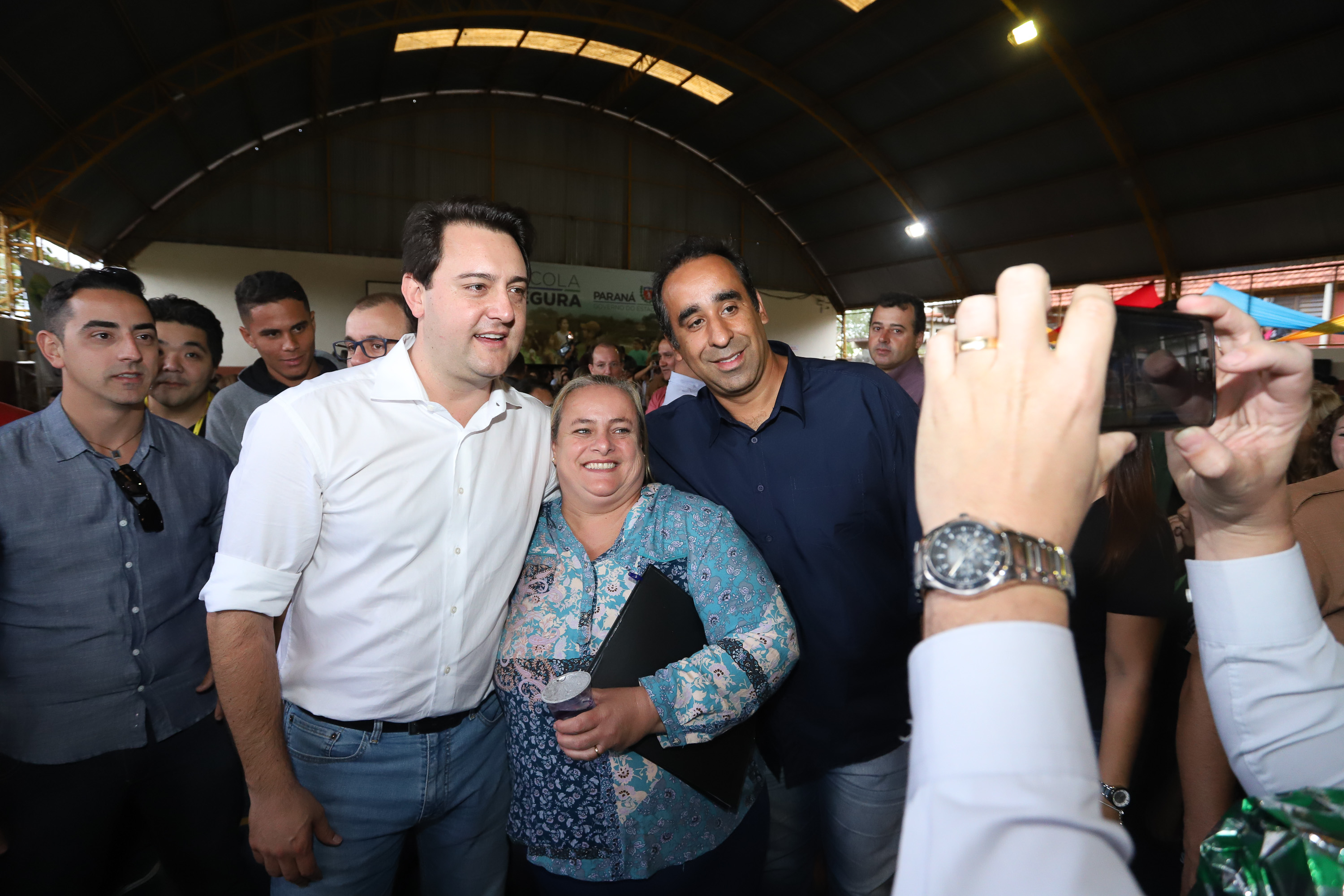 O governador Carlos Massa Ratinho Junior lançou nesta sexta-feira (17) o programa Escola Segura em Londrina, no Norte do Paraná. O colégio estadual Olympia Morais Tormenta, onde aconteceu a solenidade, e outras 17 escolas estaduais do município contam agora com policiais militares que atuarão diariamente para reforçar a segurança no período de aulas. Foto: Rodrigo Felix Leal/ANPr