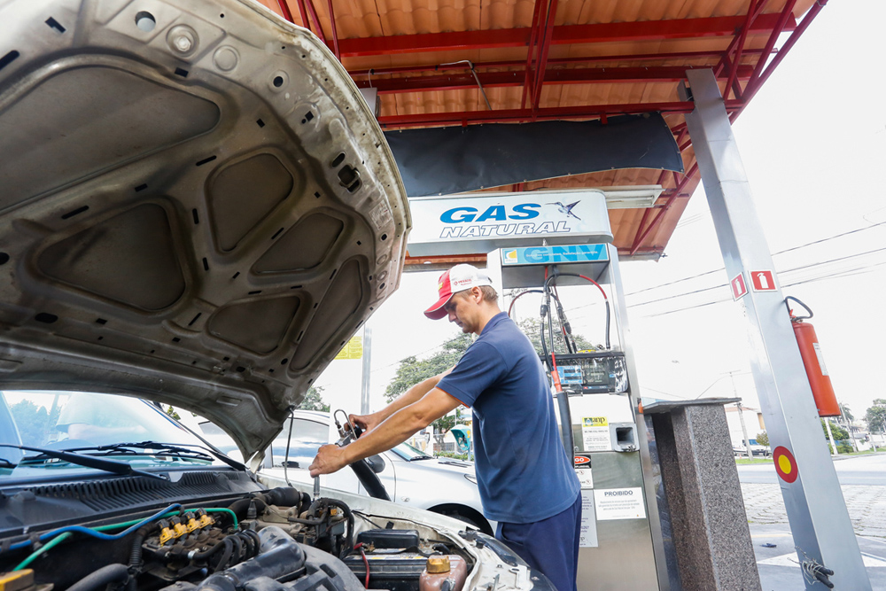 Economia na hora de abastecer e menos poluição lançada no meio ambiente. Estas são as principais vantagens para quem usa o Gás Natural Veicular (GNV) no Paraná. Mesmo com as altas recentes no preço de todos os combustíveis, o GNV conta com uma competitividade de cerca de 40% em relação ao etanol e à gasolina. Foto: Valterci Santos/Divulgação - Compagas