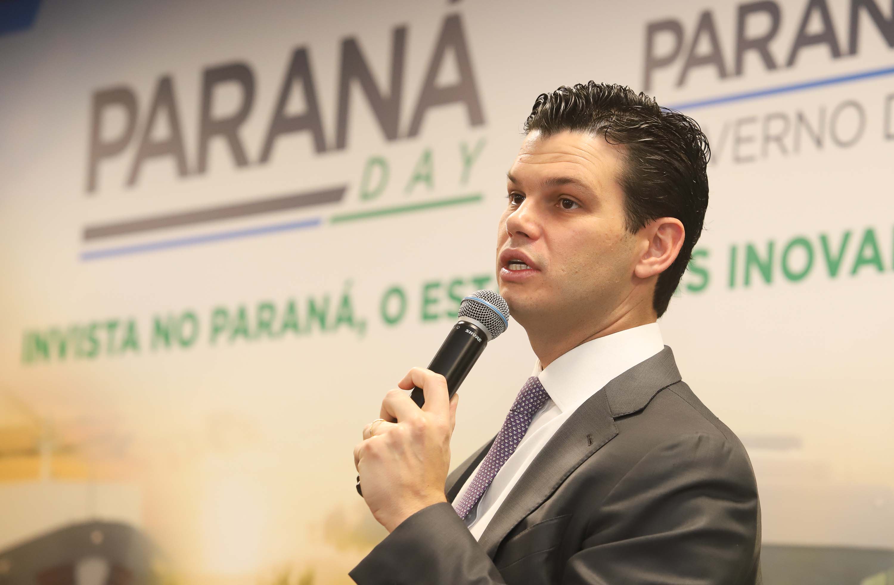 Programa de concessões na área da infraestrutura, projetos de parcerias público-privadas e um ambiente propício para negócios tornam o Paraná o Estado atrativo para investidores. A avaliação é do governador Carlos Massa Ratinho Junior, que abriu nesta terça-feira (21) a segunda edição do Paraná Day.Foto: Rodrigo Felix Leal/ANPr