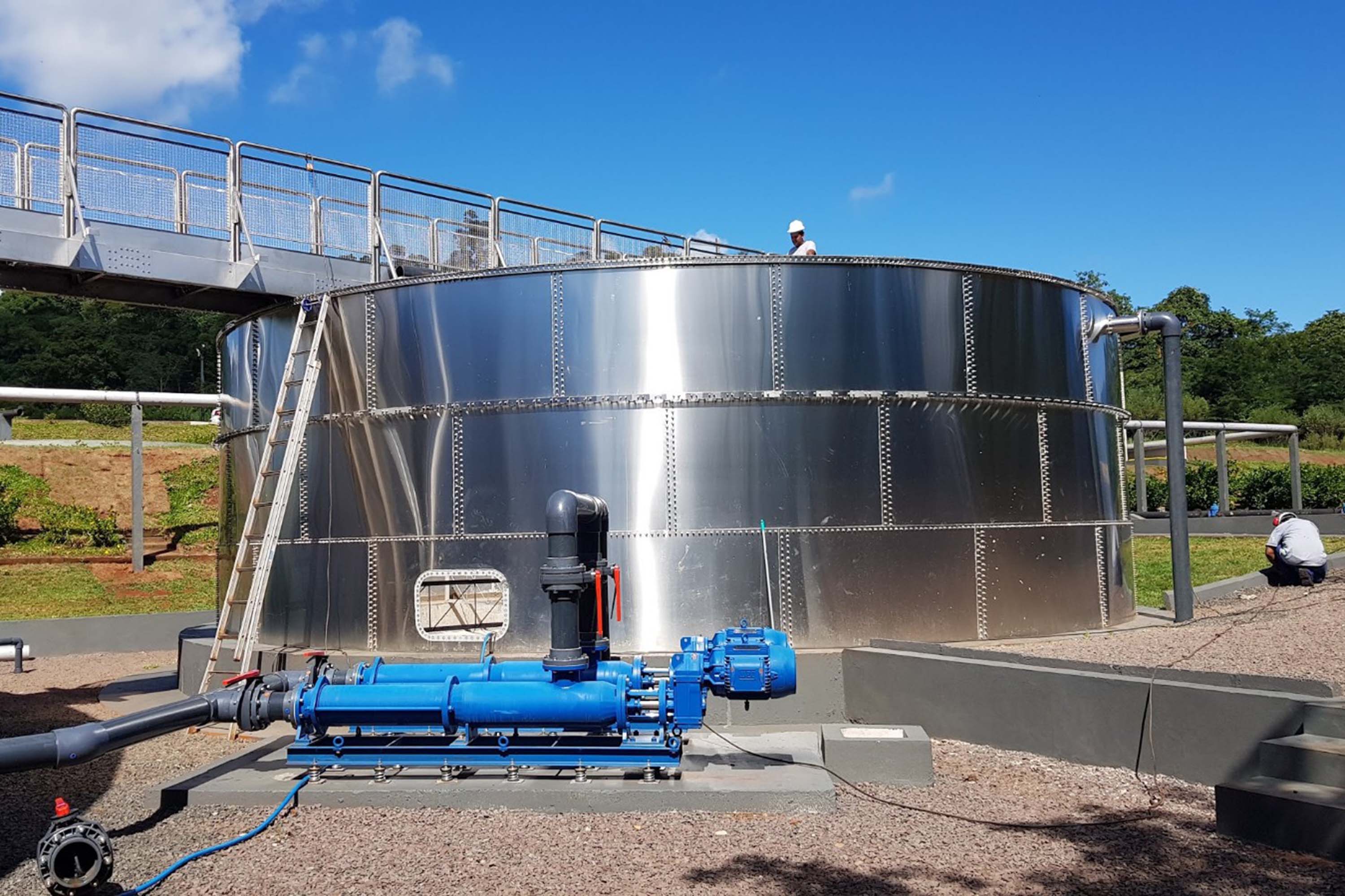 Estão em andamento as obras de implantação de um novo modelo de estação de tratamento de esgoto na cidade de Matelândia, no Oeste do Paraná. A opção por uma estrutura modular oferece a vantagem de ter uma implantação mais rápida e de permitir a ampliação da capacidade de tratamento de acordo com a necessidade do sistema. A obra deve ser concluída até setembro deste ano. O investimento é de R$ 4 milhões. Foto: Sanepar