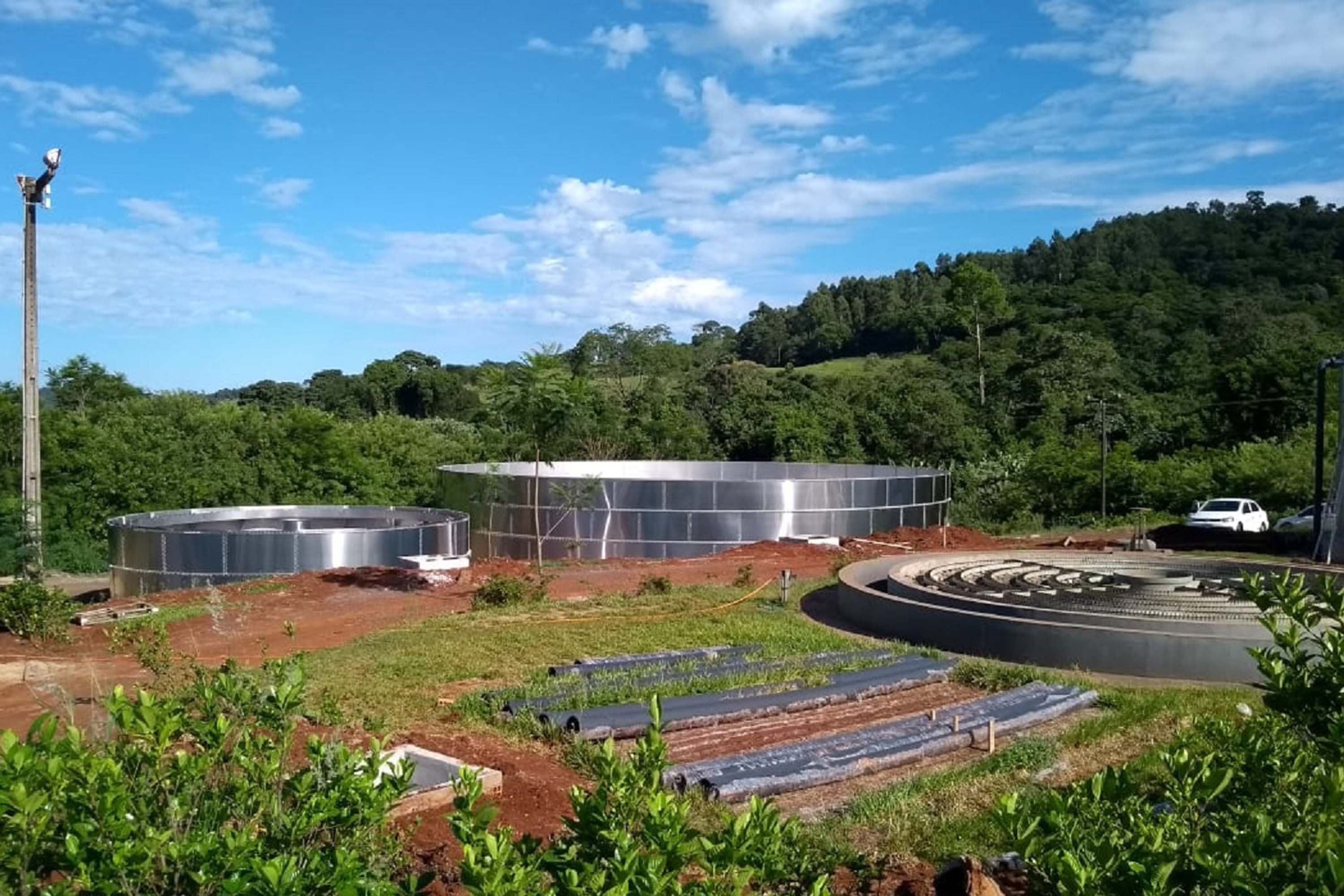 Estão em andamento as obras de implantação de um novo modelo de estação de tratamento de esgoto na cidade de Matelândia, no Oeste do Paraná. A opção por uma estrutura modular oferece a vantagem de ter uma implantação mais rápida e de permitir a ampliação da capacidade de tratamento de acordo com a necessidade do sistema. A obra deve ser concluída até setembro deste ano. O investimento é de R$ 4 milhões. Foto: Sanepar