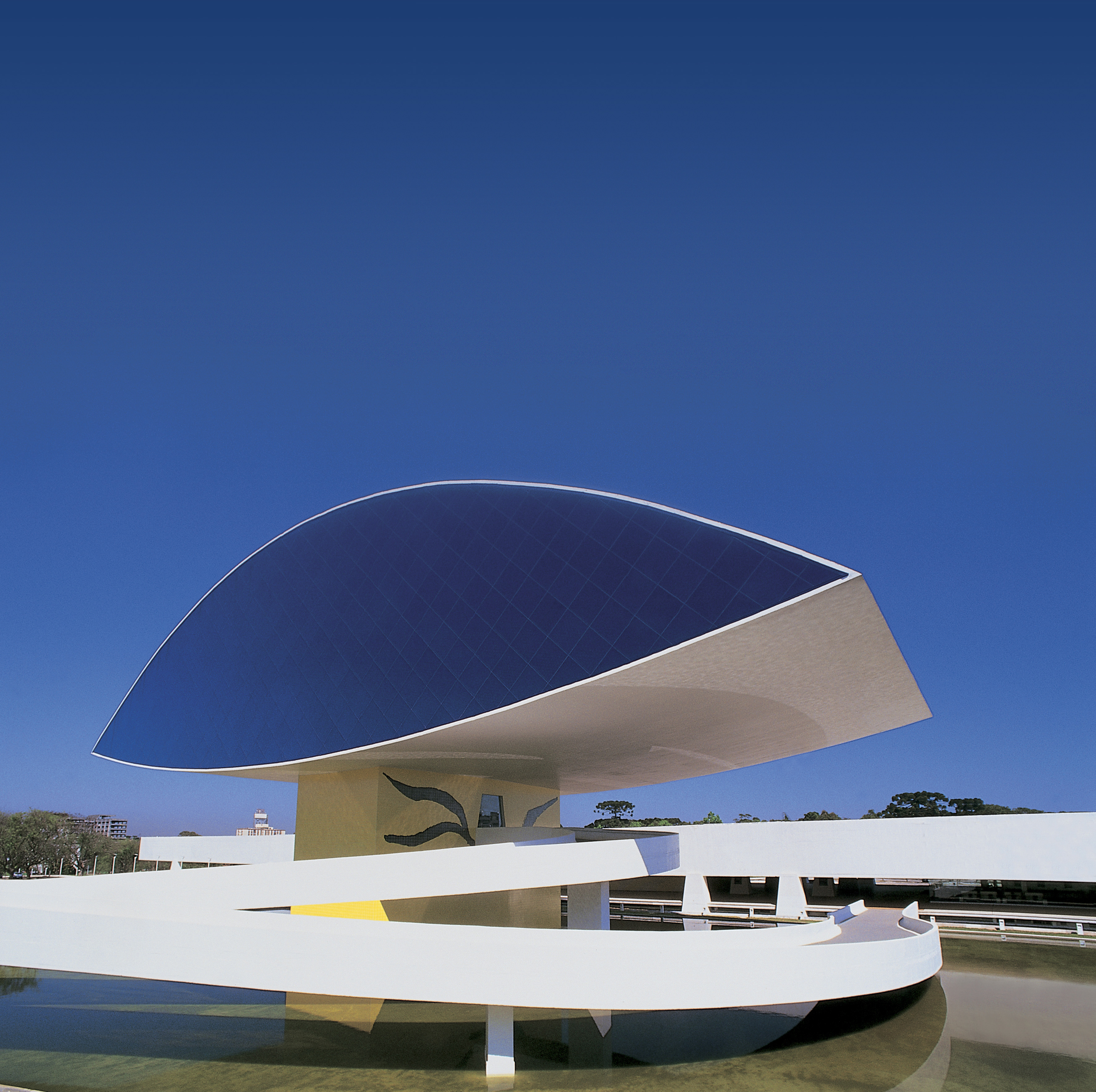 O Museu Oscar Niemeyer oferece nesta quarta-feira (22) – dia da semana em que a entrada é sempre gratuita – atividades artísticas para seus visitantes. Foto: Carlos Renato/MON