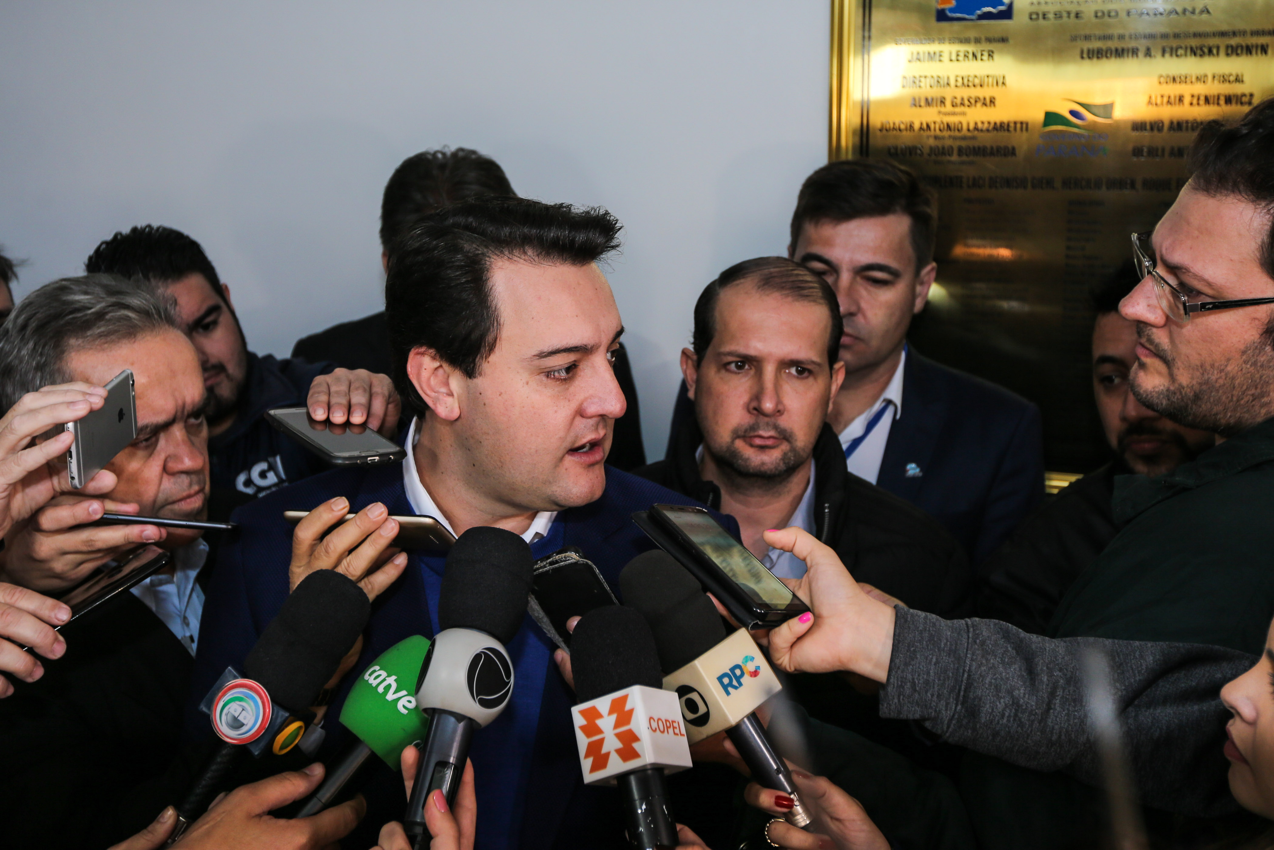O governador Carlos Massa Ratinho Junior se reúne com prefeitos na sede da Associação dos Municípios do Oeste do Paraná (Amop) em Cascavel nesta sexta-feira (24), para confirmar recursos do Estado para investimentos nos municípios. No mesmo encontro são anunciados investimentos que a Copel fará na região Oeste nos próximos três anos. Cascavel, 24/05/2019 - Foto: Geraldo Bubniak/ANPr