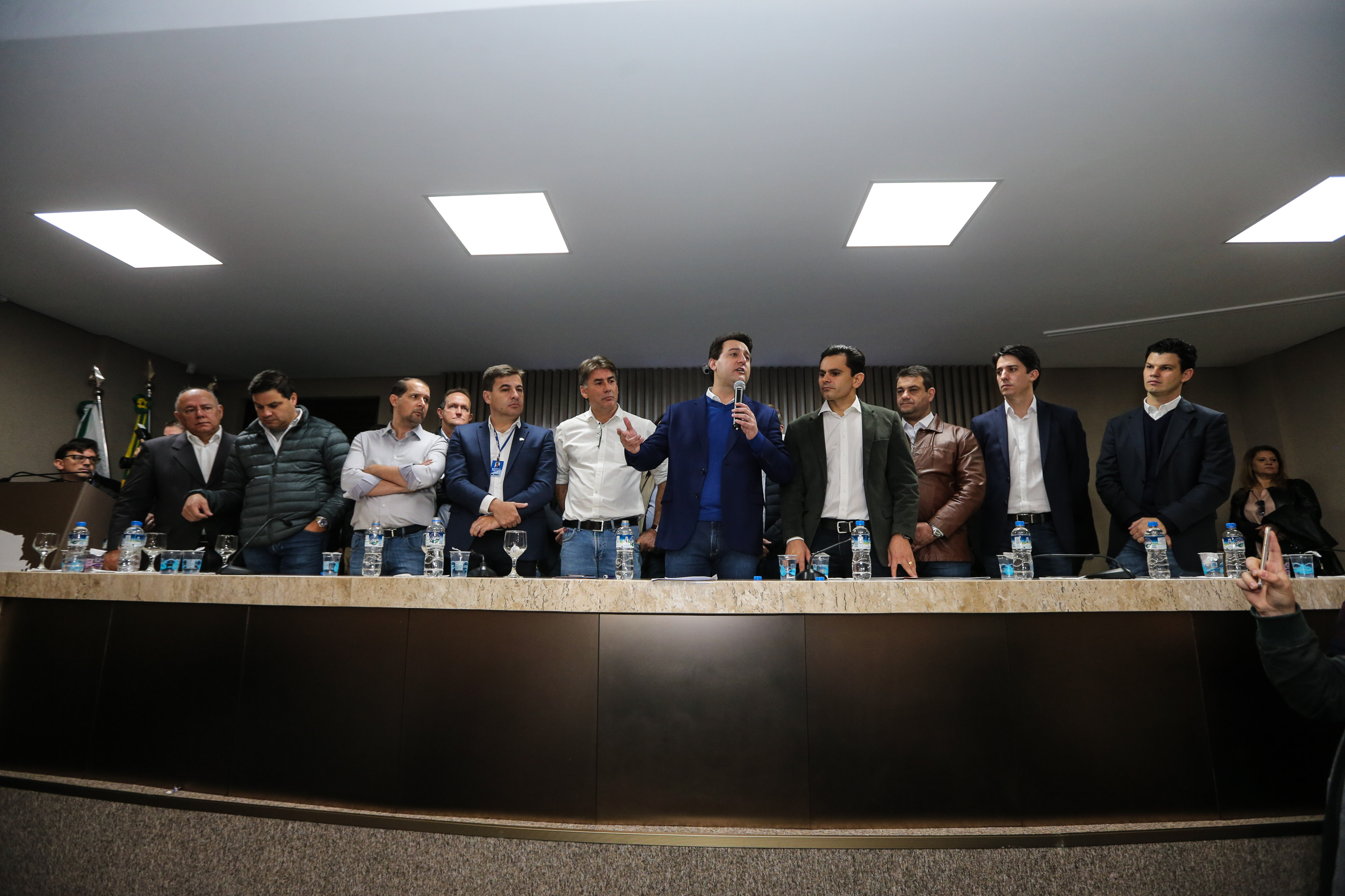 O governador Carlos Massa Ratinho Junior se reúne com prefeitos na sede da Associação dos Municípios do Oeste do Paraná (Amop) em Cascavel nesta sexta-feira (24), para confirmar recursos do Estado para investimentos nos municípios. No mesmo encontro são anunciados investimentos que a Copel fará na região Oeste nos próximos três anos. Cascavel, 24/05/2019 - Foto: Geraldo Bubniak/ANPr