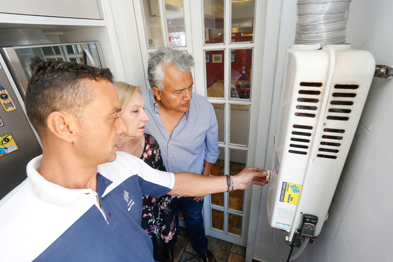 A manutenção dos aquecedores a gás deve ser ainda mais cuidadosa no inverno. Com a queda das temperaturas, o equipamento é mais utilizado e a tendência é manter as janelas e portas fechadas. Os ambientes mal ventilados se tornam o cenário ideal para o acúmulo de um gás tóxico: o monóxido de carbono. Sem cor e nem cheiro é difícil percebê-lo e sua inalação pode ser fatal. -  Foto: Valterci Santos