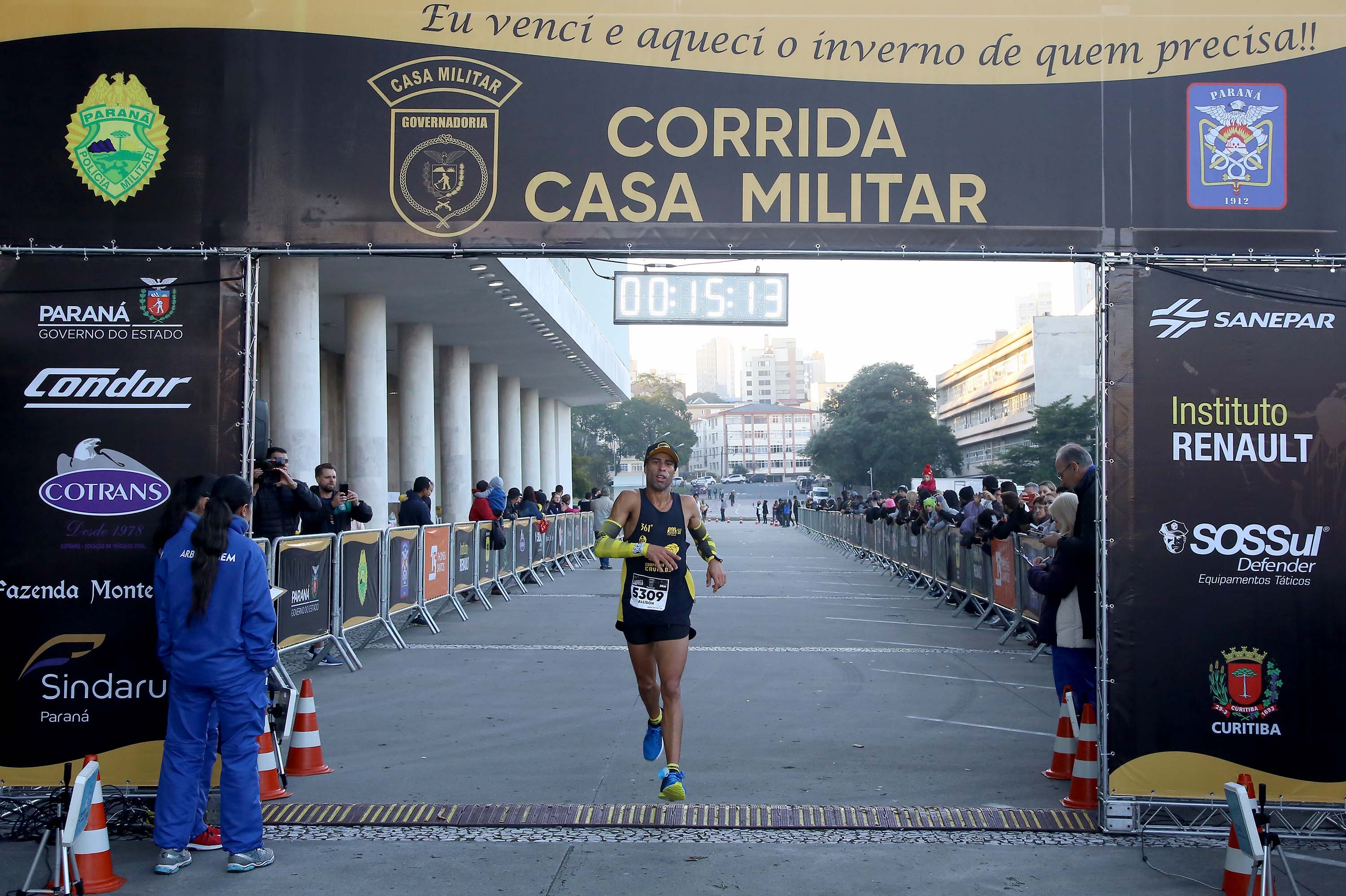 A 2ª Corrida da Casa Militar aconteceu neste domingo (26) em frente ao Palácio Iguaçu. Mais de 3 mil pessoas participaram do evento, que arrecadou agasalho para instituições sociais do Estado e também contribuirá com a campanha Corra para aquecer o inverno de quem precisa.As provas foram de 5 km e 10 km, caminhada de 3 km e kids, com chegada prevista também para o Palácio Iguaçu. Curitiba,26/05/2019 Foto:Jaelson Lucas / ANPr