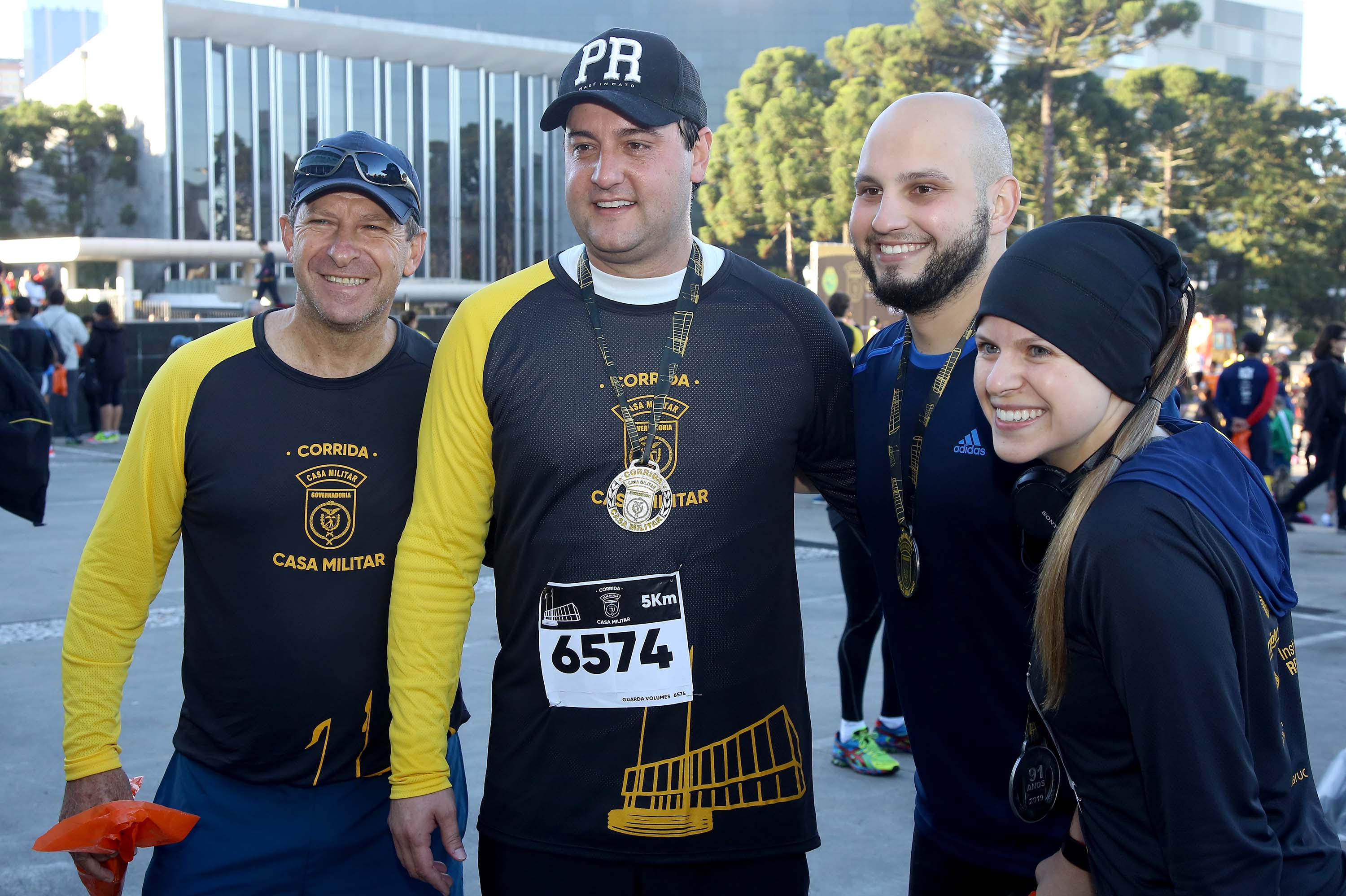 A 2ª Corrida da Casa Militar aconteceu neste domingo (26) em frente ao Palácio Iguaçu. Mais de 3 mil pessoas participaram do evento, que arrecadou agasalho para instituições sociais do Estado e também contribuirá com a campanha Corra para aquecer o inverno de quem precisa.As provas foram de 5 km e 10 km, caminhada de 3 km e kids, com chegada prevista também para o Palácio Iguaçu. Curitiba,26/05/2019 Foto:Jaelson Lucas / ANPr