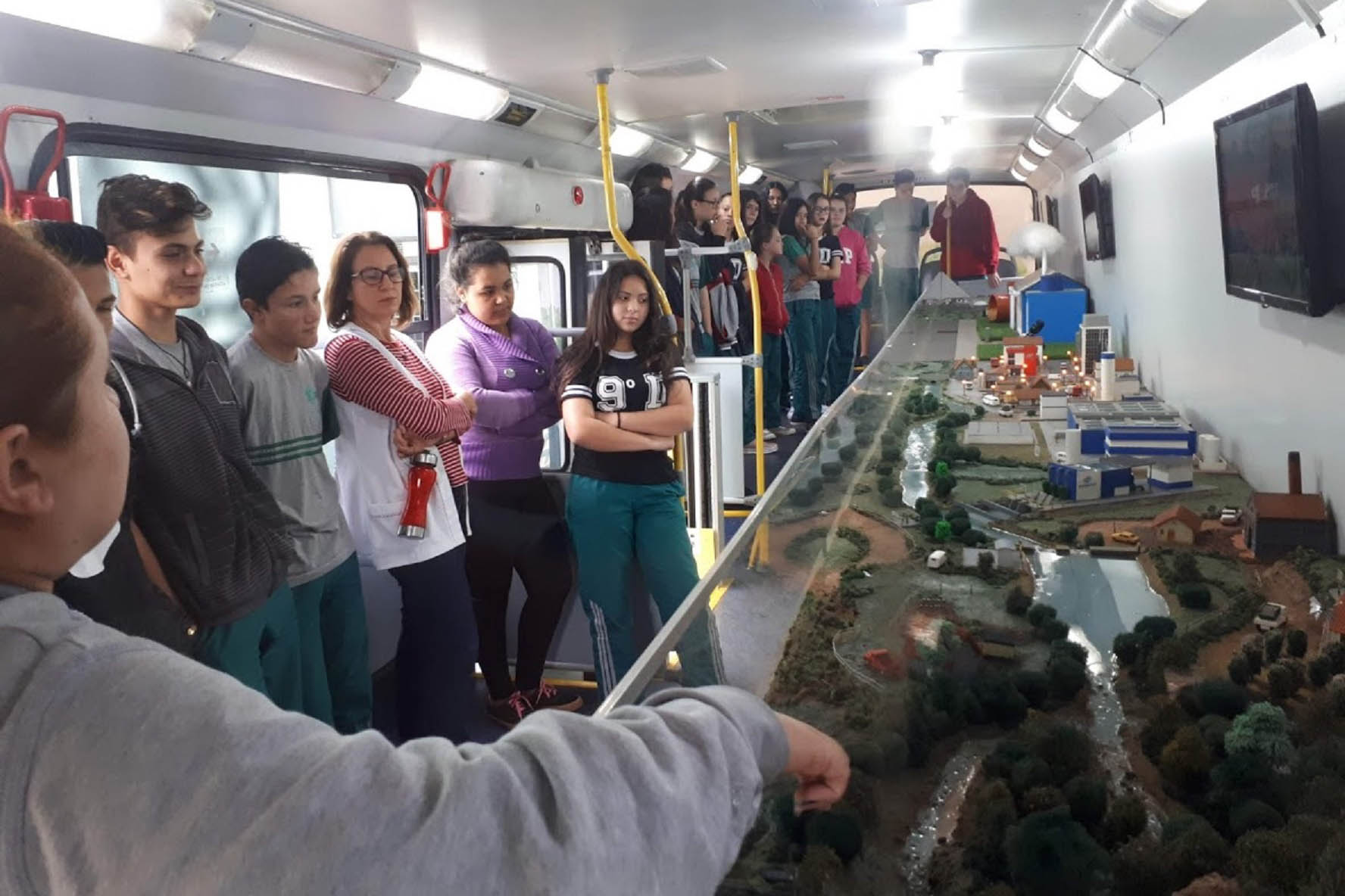 A grande maquete da Sanepar, que mostra o caminho da água do rio ao rio, fez parada em Renascença e Santo Antônio do Sudoeste