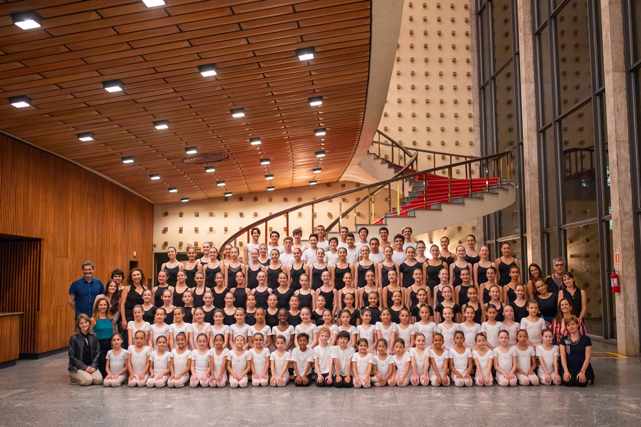 A Escola de Dança Teatro Guaíra apresenta em junho a Mostra EDTG - Poesia do Gesto, que leva ao público trabalhos coreográficos da Cia. Jovem Teatro Guaíra, com trechos de clássicos como A Filha do Faraó e La Fille Mal Gardée e também coreografias autorais da escola. As apresentações são gratuitas e acontecem de 7 a 9 de junho, no Guairinha.
Curitiba, 29/05/2019