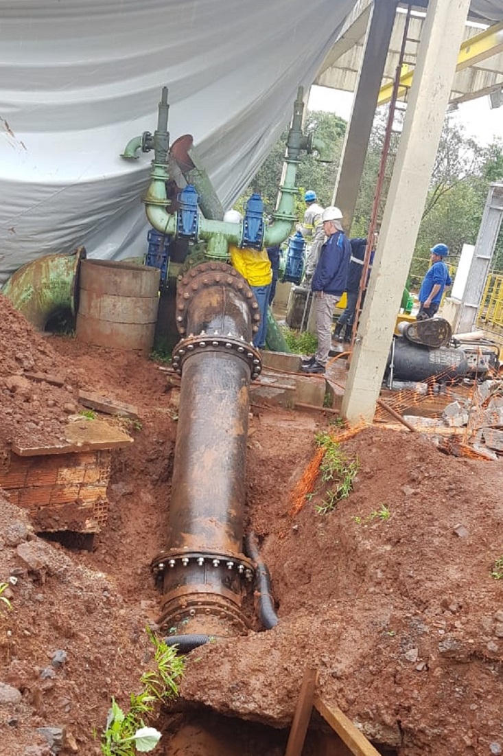 A nova tubulação de água implantada pela Sanepar, no trecho da captação do Rio Marrecas até a estação de tratamento, aumenta em 30% a capacidade de produção de água tratada de Francisco Beltrão.  -  Francisco Beltrão, 03/06/2019  -  Foto: Divulgação Sanepar