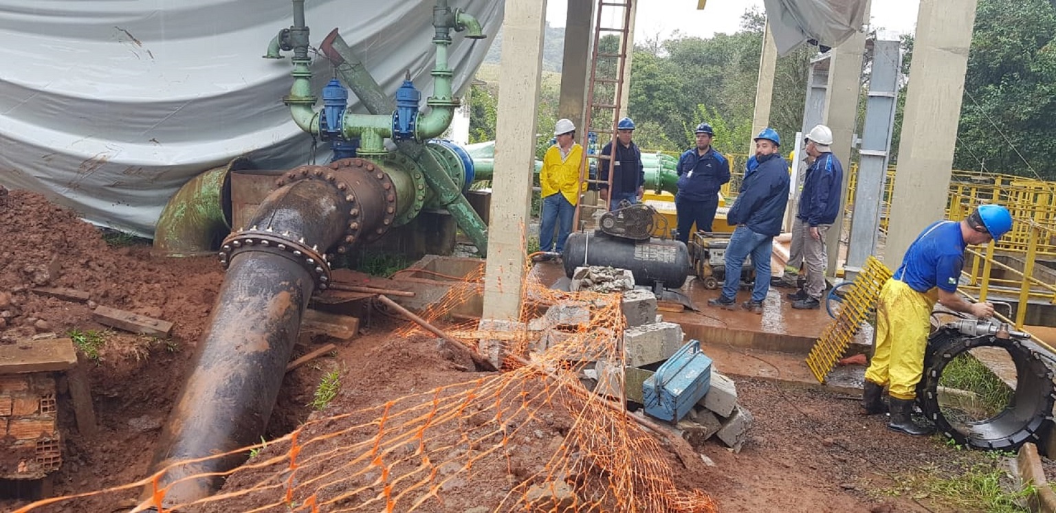 A nova tubulação de água implantada pela Sanepar, no trecho da captação do Rio Marrecas até a estação de tratamento, aumenta em 30% a capacidade de produção de água tratada de Francisco Beltrão.  -  Francisco Beltrão, 03/06/2019  -  Foto: Divulgação Sanepar