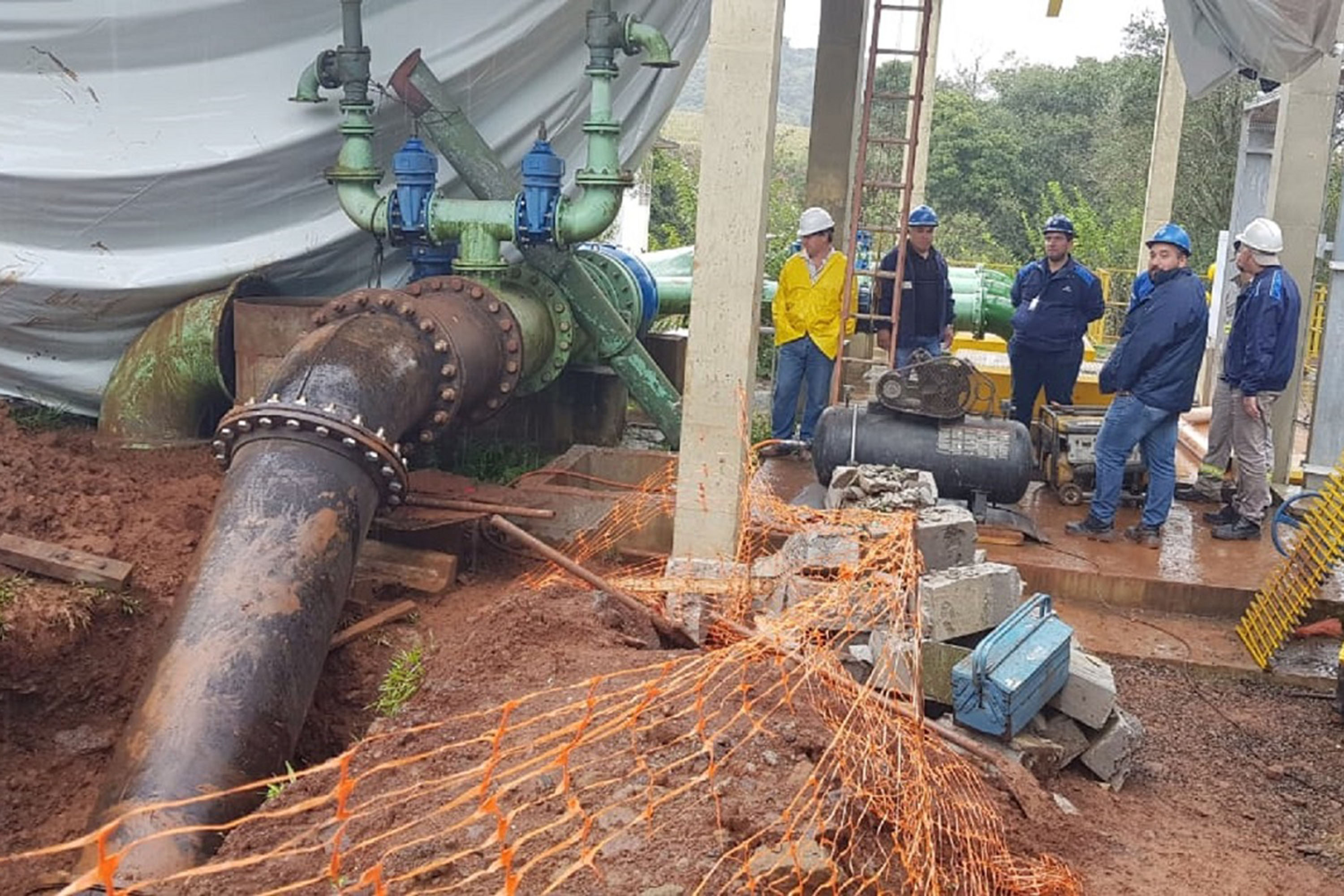 A nova tubulação de água implantada pela Sanepar, no trecho da captação do Rio Marrecas até a estação de tratamento, aumenta em 30% a capacidade de produção de água tratada de Francisco Beltrão.  -  Francisco Beltrão, 03/06/2019  -  Foto: Divulgação Sanepar