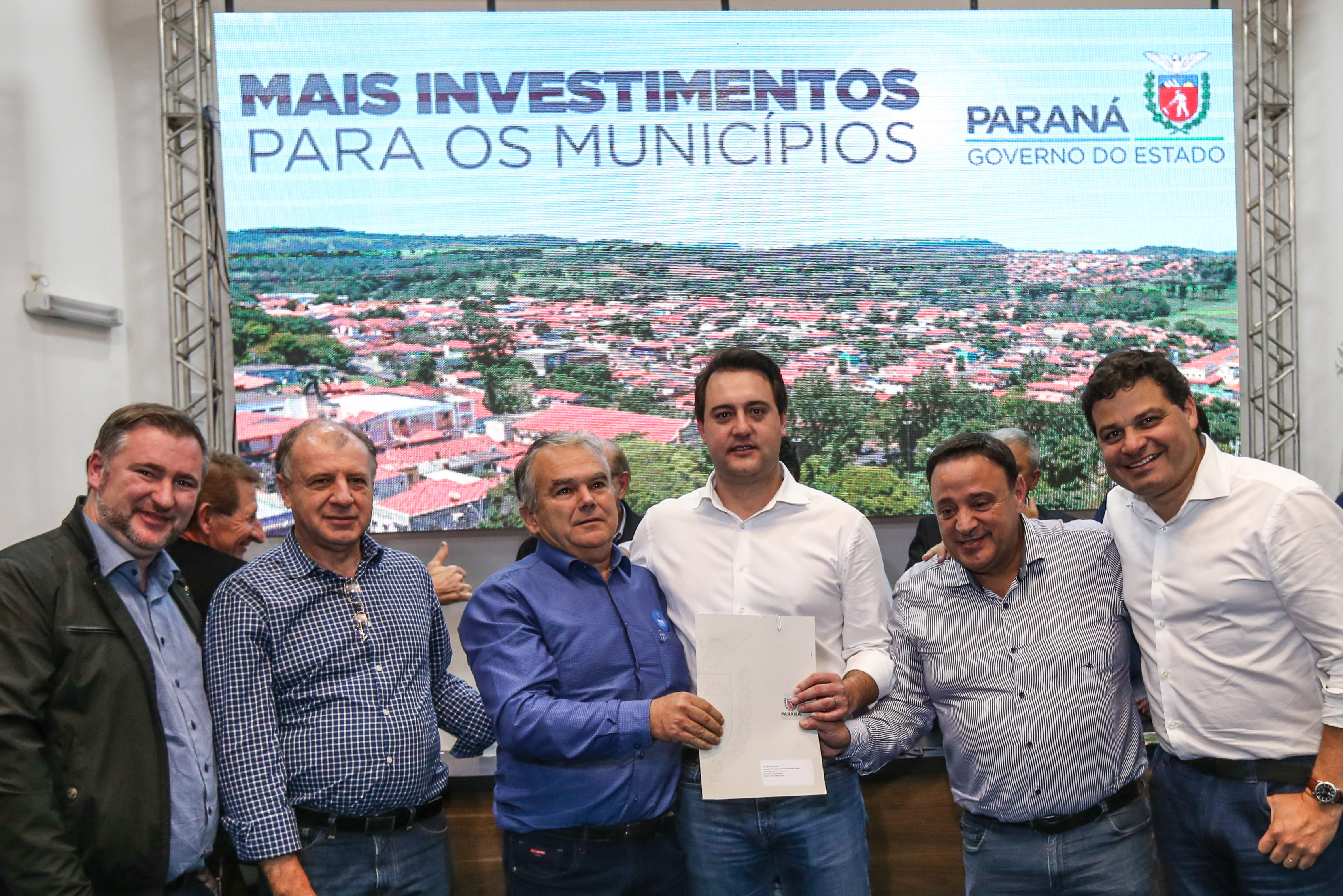 Governador Carlos Massa Ratinho Junior se reúne em Irati com os prefeitos do Centro-Sul do Paraná, e repassa recursos para investimentos em diversos municípios da região. O secretário do Desenvolvimento Urbano e Obras Públicas, João Carlos Ortega, também participa do encontro. - Irati, 07/06/2019 - Foto: Geraldo Bubniak/ANPr