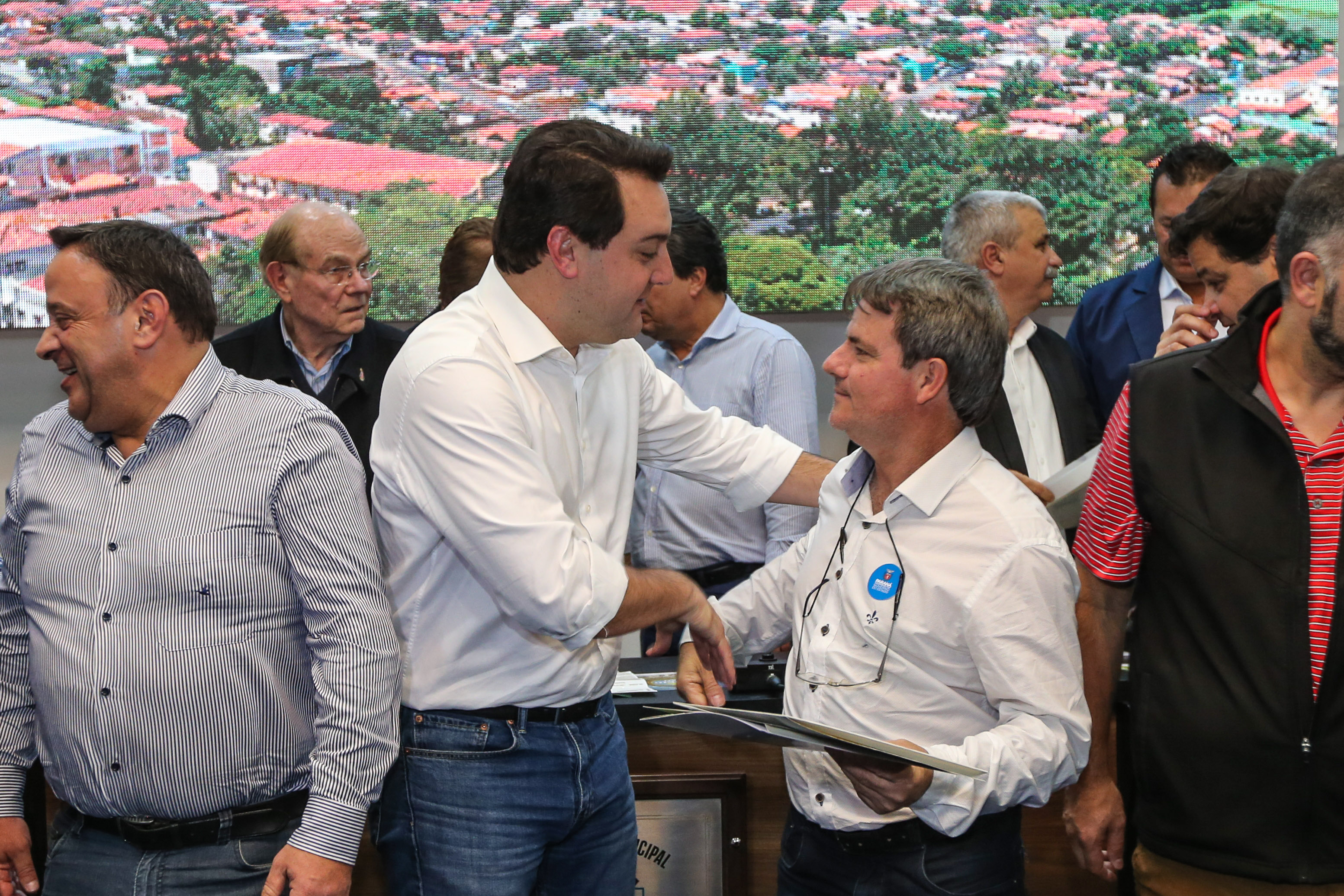 Governador Carlos Massa Ratinho Junior se reúne em Irati com os prefeitos do Centro-Sul do Paraná, e repassa recursos para investimentos em diversos municípios da região. O secretário do Desenvolvimento Urbano e Obras Públicas, João Carlos Ortega, também participa do encontro. - Irati, 07/06/2019 - Foto: Geraldo Bubniak/ANPr