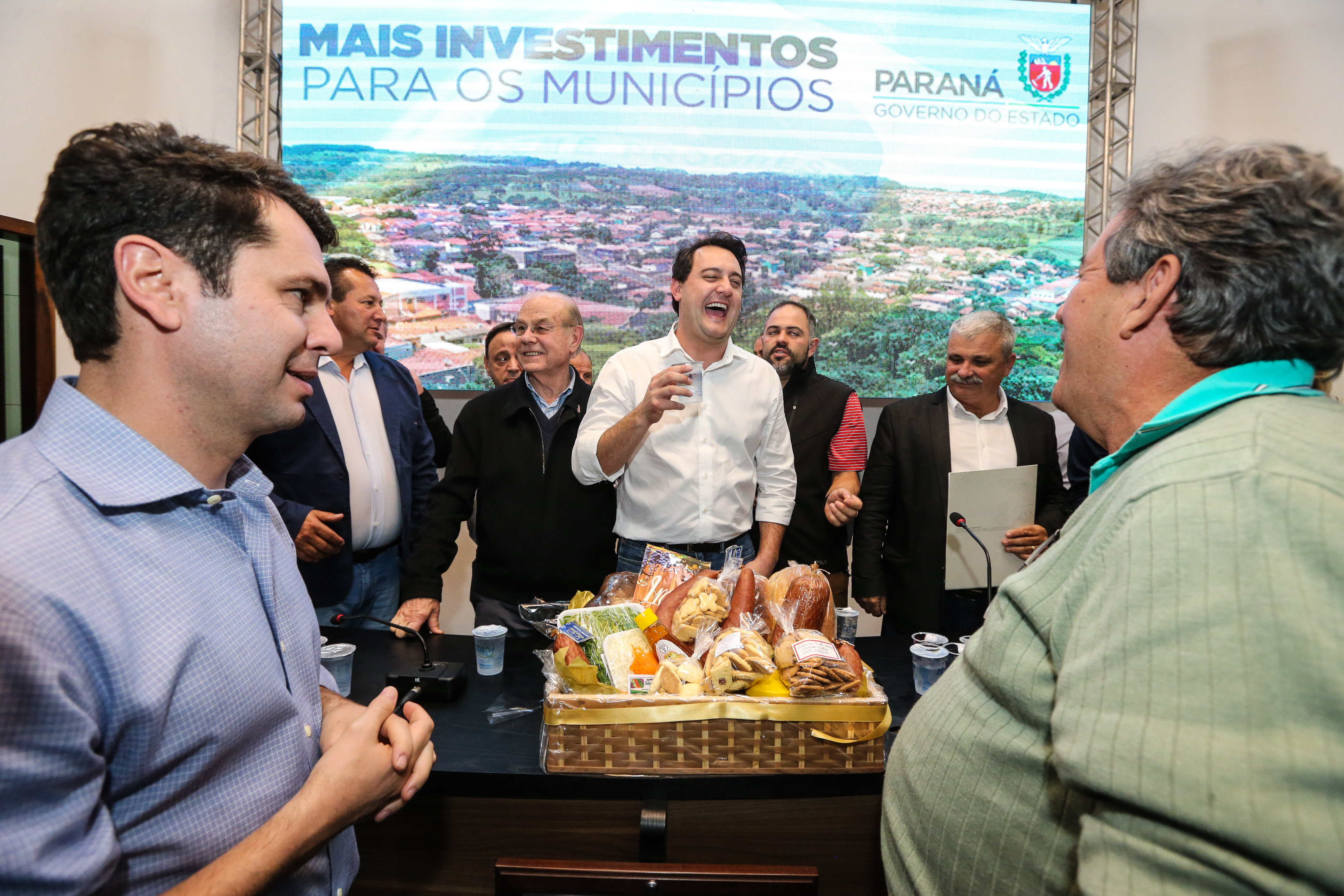 Governador Carlos Massa Ratinho Junior se reúne em Irati com os prefeitos do Centro-Sul do Paraná, e repassa recursos para investimentos em diversos municípios da região. O secretário do Desenvolvimento Urbano e Obras Públicas, João Carlos Ortega, também participa do encontro. - Irati, 07/06/2019 - Foto: Geraldo Bubniak/ANPr