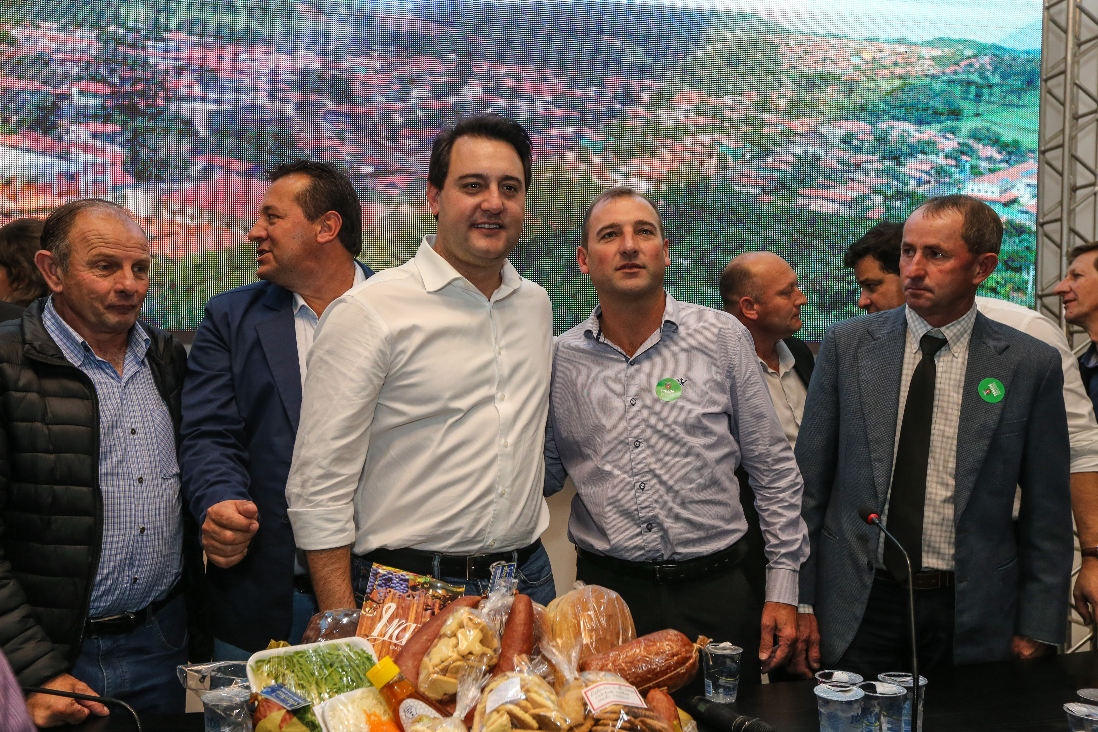 Governador Carlos Massa Ratinho Junior se reúne em Irati com os prefeitos do Centro-Sul do Paraná, e repassa recursos para investimentos em diversos municípios da região. O secretário do Desenvolvimento Urbano e Obras Públicas, João Carlos Ortega, também participa do encontro. - Irati, 07/06/2019 - Foto: Geraldo Bubniak/ANPr