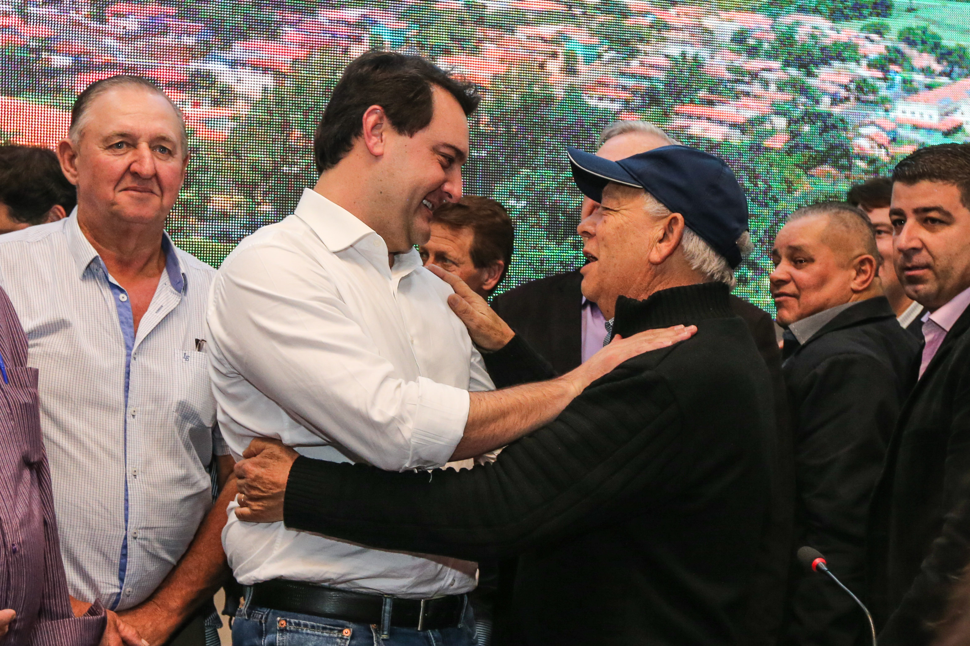 Governador Carlos Massa Ratinho Junior se reúne em Irati com os prefeitos do Centro-Sul do Paraná, e repassa recursos para investimentos em diversos municípios da região. O secretário do Desenvolvimento Urbano e Obras Públicas, João Carlos Ortega, também participa do encontro. - Irati, 07/06/2019 - Foto: Geraldo NBubniak/ANPr