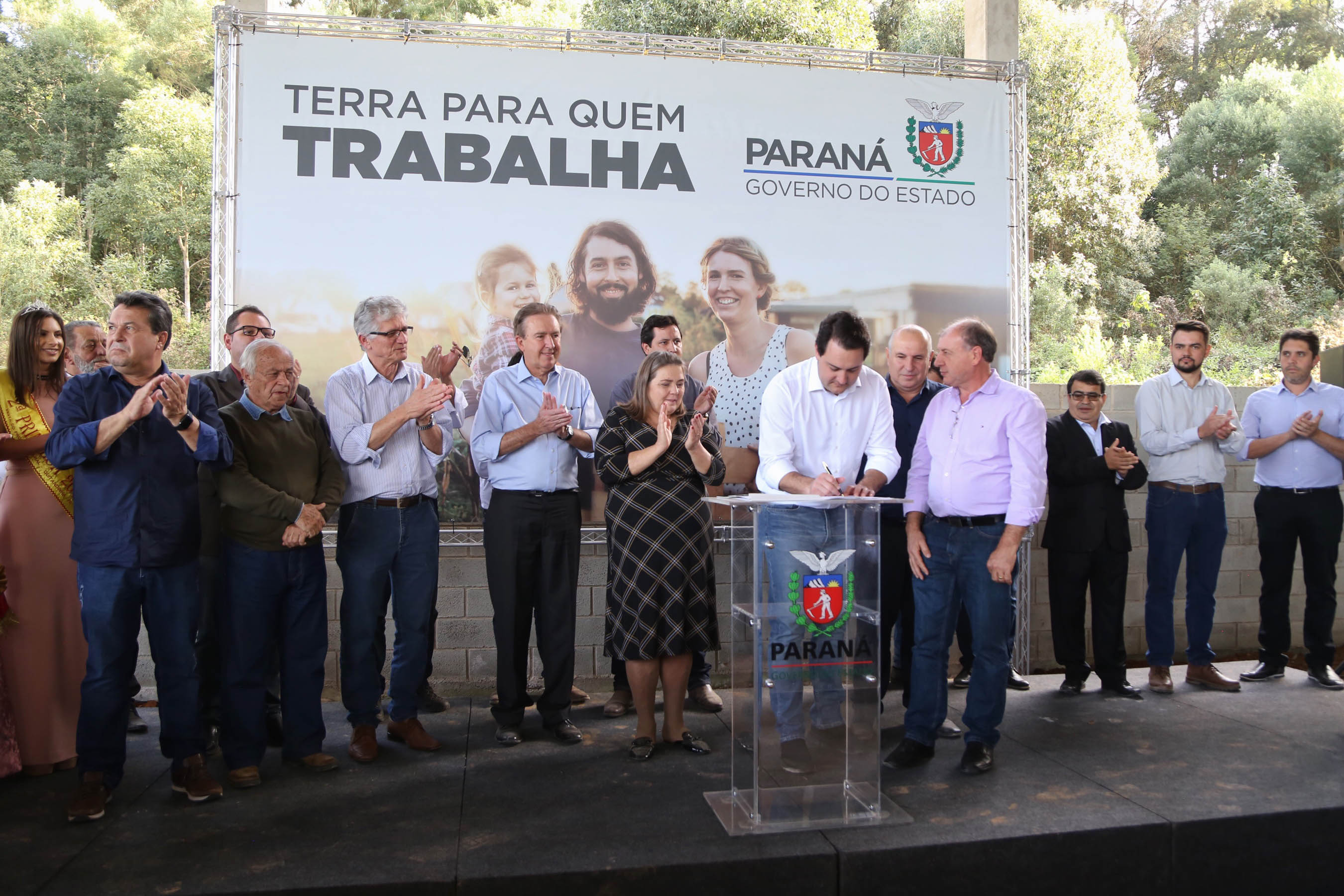 Governador Carlos Massa Ratinho Junior, durante solenidade realizada no município de Quitandinha, na Região Metropolitana de Curitiba, entregou títulos de regularização fundiária para 59 pequenos produtores rurais e confirmou recursos para a prefeitura adquirir equipamento rodoviário e veículo para uso na administração - Quitandinha, 13/06/2019 - Foto: José Fernando Ogura/ANPr