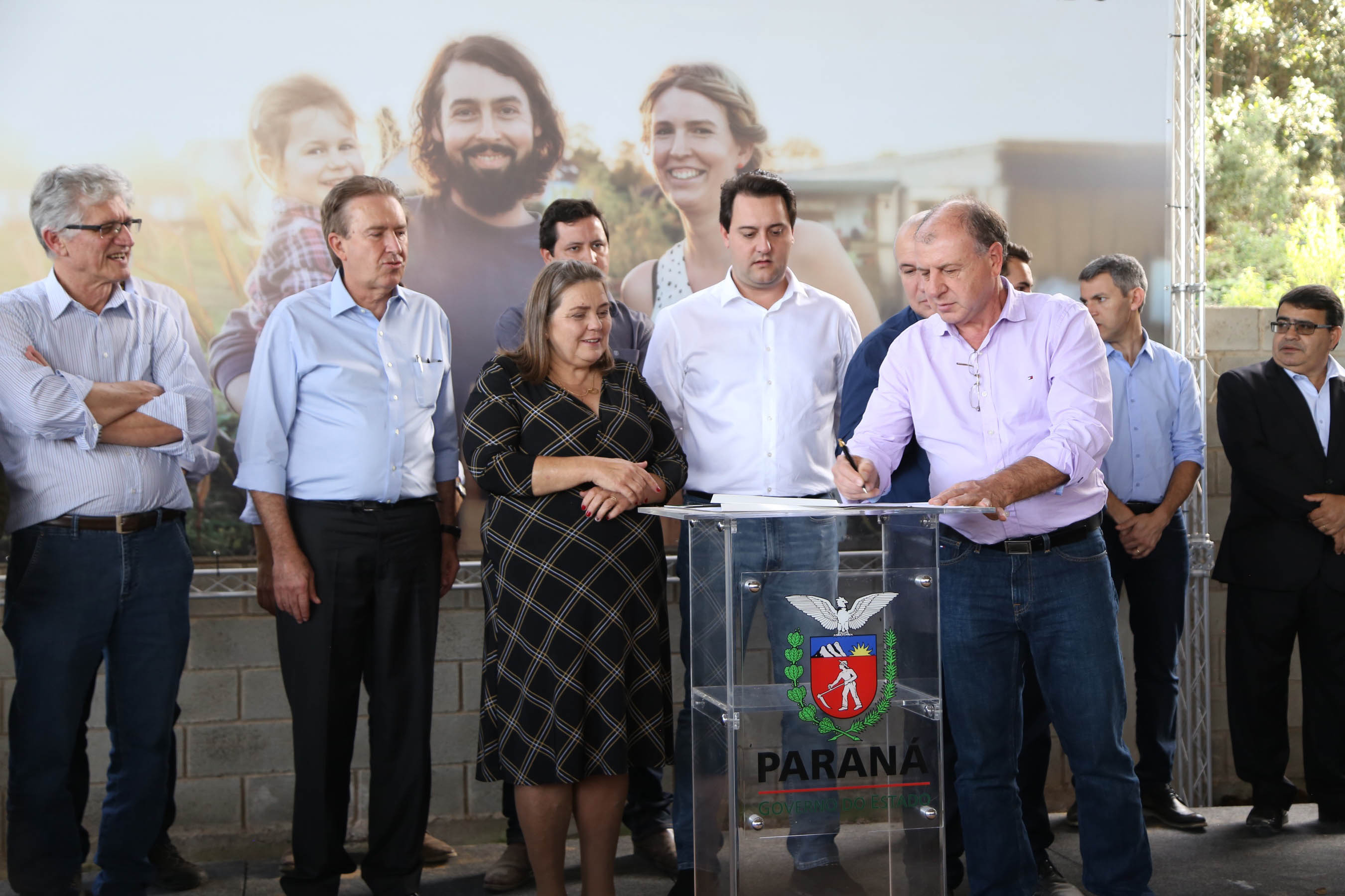 Governador Carlos Massa Ratinho Junior, durante solenidade realizada no município de Quitandinha, na Região Metropolitana de Curitiba, entregou títulos de regularização fundiária para 59 pequenos produtores rurais e confirmou recursos para a prefeitura adquirir equipamento rodoviário e veículo para uso na administração - Quitandinha, 13/06/2019 - Foto: José Fernando Ogura/ANPr