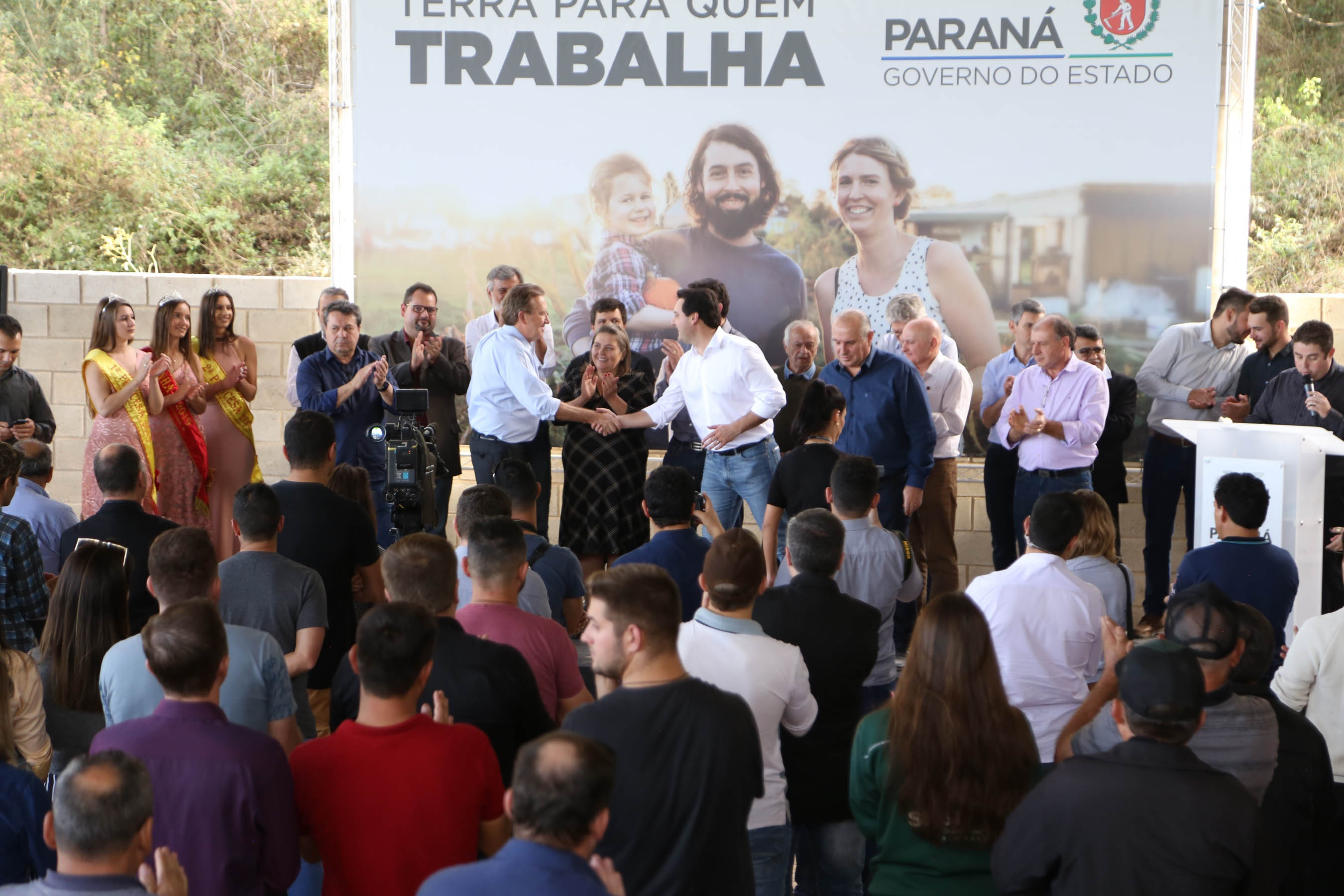 Governador Carlos Massa Ratinho Junior, durante solenidade realizada no município de Quitandinha, na Região Metropolitana de Curitiba, entregou títulos de regularização fundiária para 59 pequenos produtores rurais e confirmou recursos para a prefeitura adquirir equipamento rodoviário e veículo para uso na administração - Quitandinha, 13/06/2019 - Foto: José Fernando Ogura/ANPr