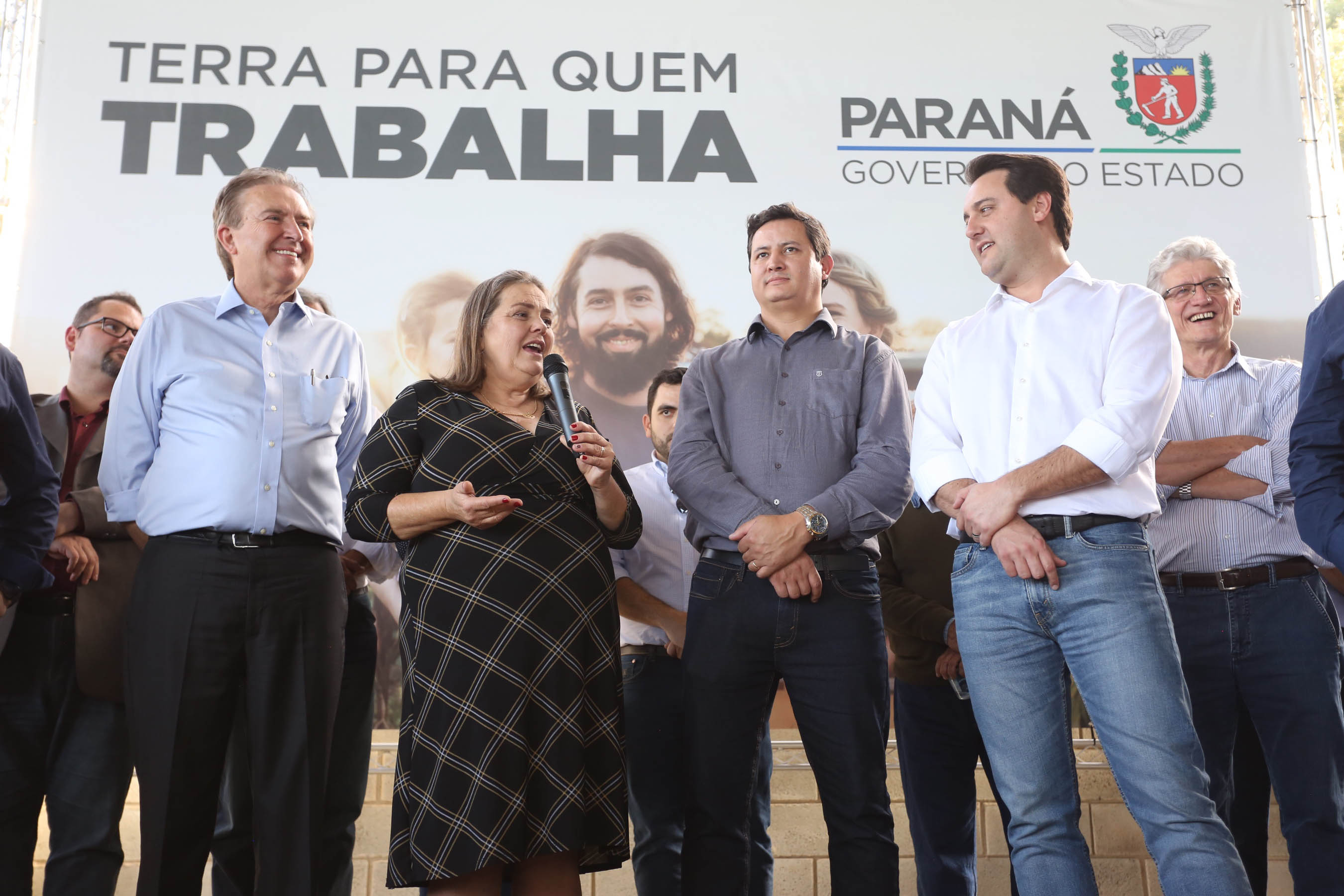 Governador Carlos Massa Ratinho Junior, durante solenidade realizada no município de Quitandinha, na Região Metropolitana de Curitiba, entregou títulos de regularização fundiária para 59 pequenos produtores rurais e confirmou recursos para a prefeitura adquirir equipamento rodoviário e veículo para uso na administração - Quitandinha, 13/06/2019 - Foto: José Fernando Ogura/ANPr