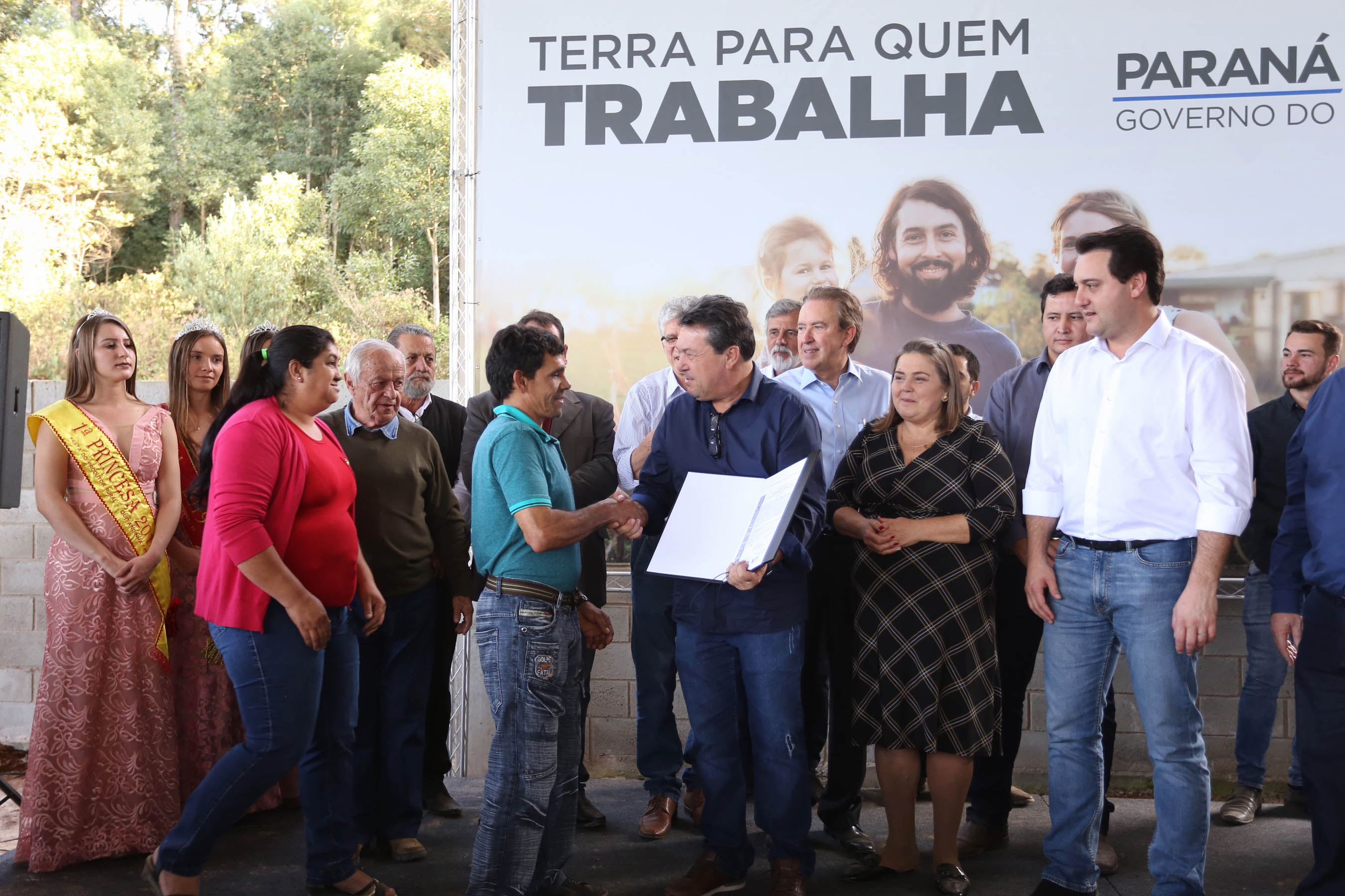 Governador Carlos Massa Ratinho Junior, durante solenidade realizada no município de Quitandinha, na Região Metropolitana de Curitiba, entregou títulos de regularização fundiária para 59 pequenos produtores rurais e confirmou recursos para a prefeitura adquirir equipamento rodoviário e veículo para uso na administração - Quitandinha, 13/06/2019 - Foto: José Fernando Ogura/ANPr