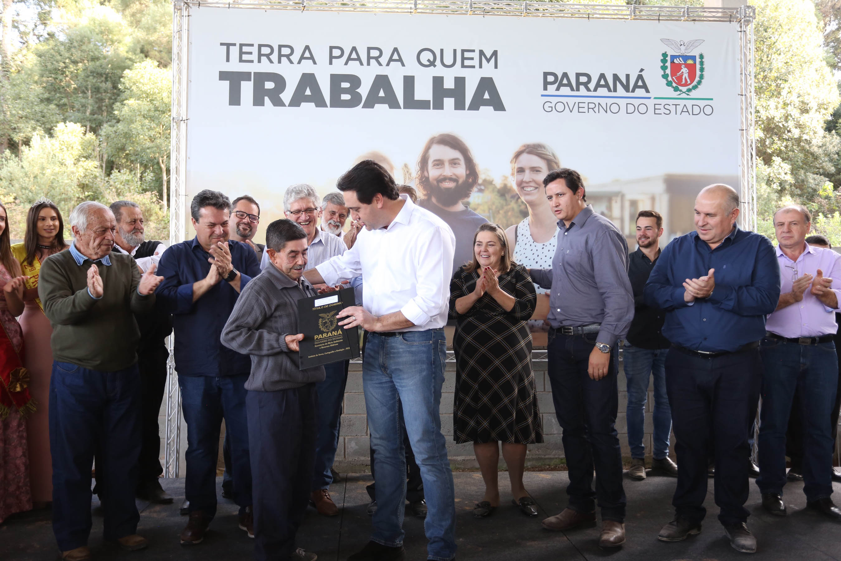 Governador Carlos Massa Ratinho Junior, durante solenidade realizada no município de Quitandinha, na Região Metropolitana de Curitiba, entregou títulos de regularização fundiária para 59 pequenos produtores rurais e confirmou recursos para a prefeitura adquirir equipamento rodoviário e veículo para uso na administração - Quitandinha, 13/06/2019 - Foto: José Fernando Ogura/ANPr