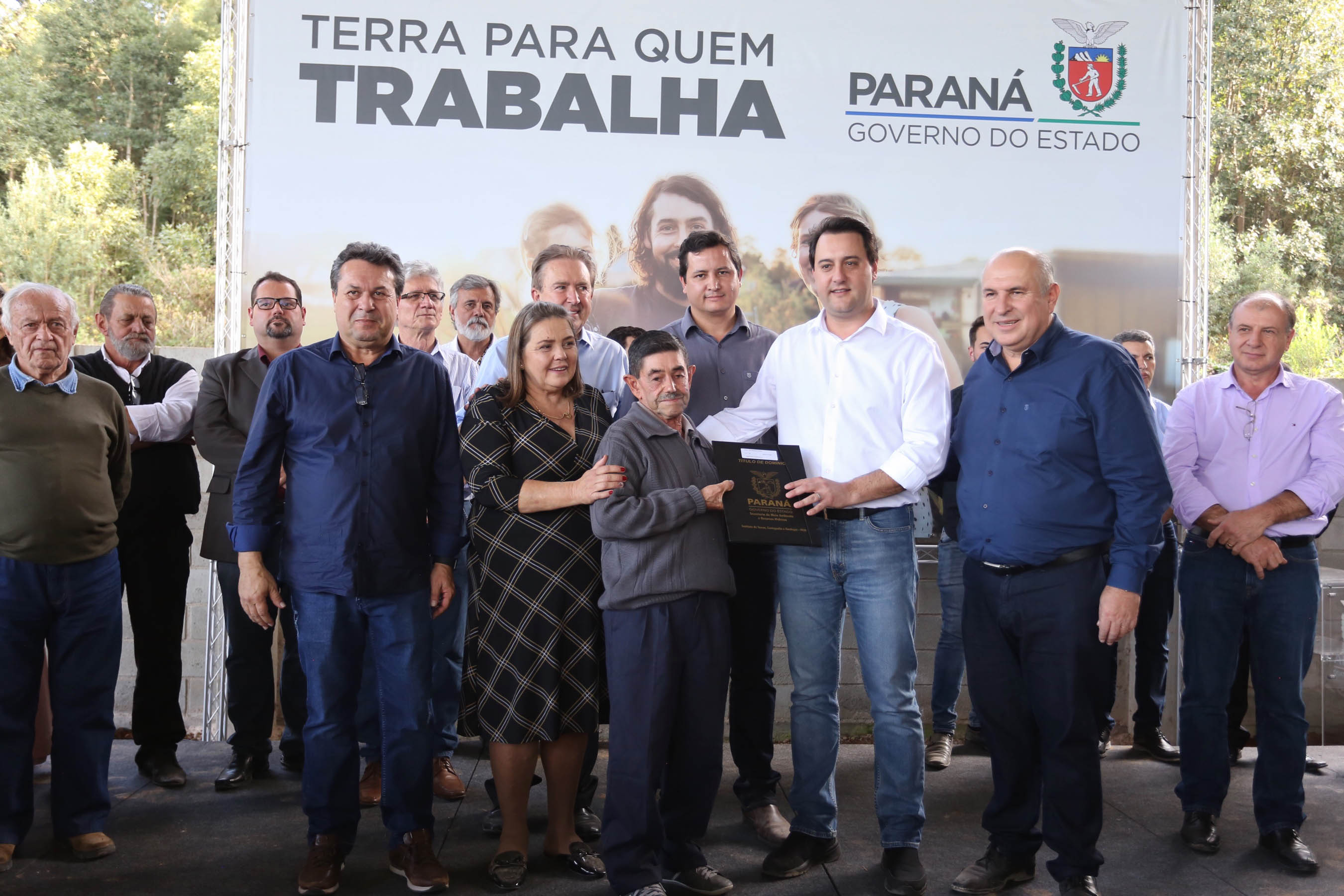 Governador Carlos Massa Ratinho Junior, durante solenidade realizada no município de Quitandinha, na Região Metropolitana de Curitiba, entregou títulos de regularização fundiária para 59 pequenos produtores rurais e confirmou recursos para a prefeitura adquirir equipamento rodoviário e veículo para uso na administração - Quitandinha, 13/06/2019 - Foto: José Fernando Ogura/ANPr