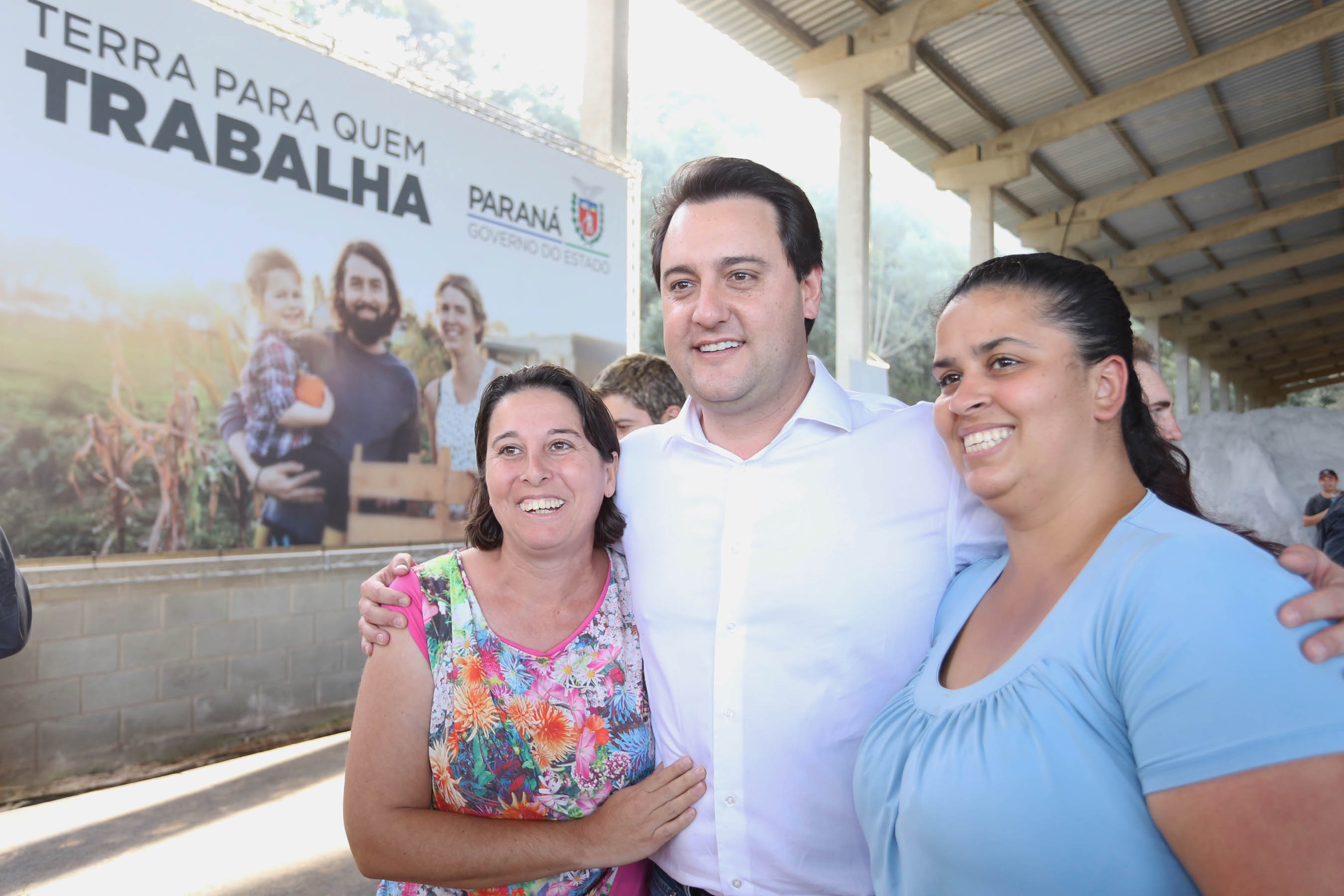 Governador Carlos Massa Ratinho Junior, durante solenidade realizada no município de Quitandinha, na Região Metropolitana de Curitiba, entregou títulos de regularização fundiária para 59 pequenos produtores rurais e confirmou recursos para a prefeitura adquirir equipamento rodoviário e veículo para uso na administração - Quitandinha, 13/06/2019 - Foto: José Fernando Ogura/ANPr