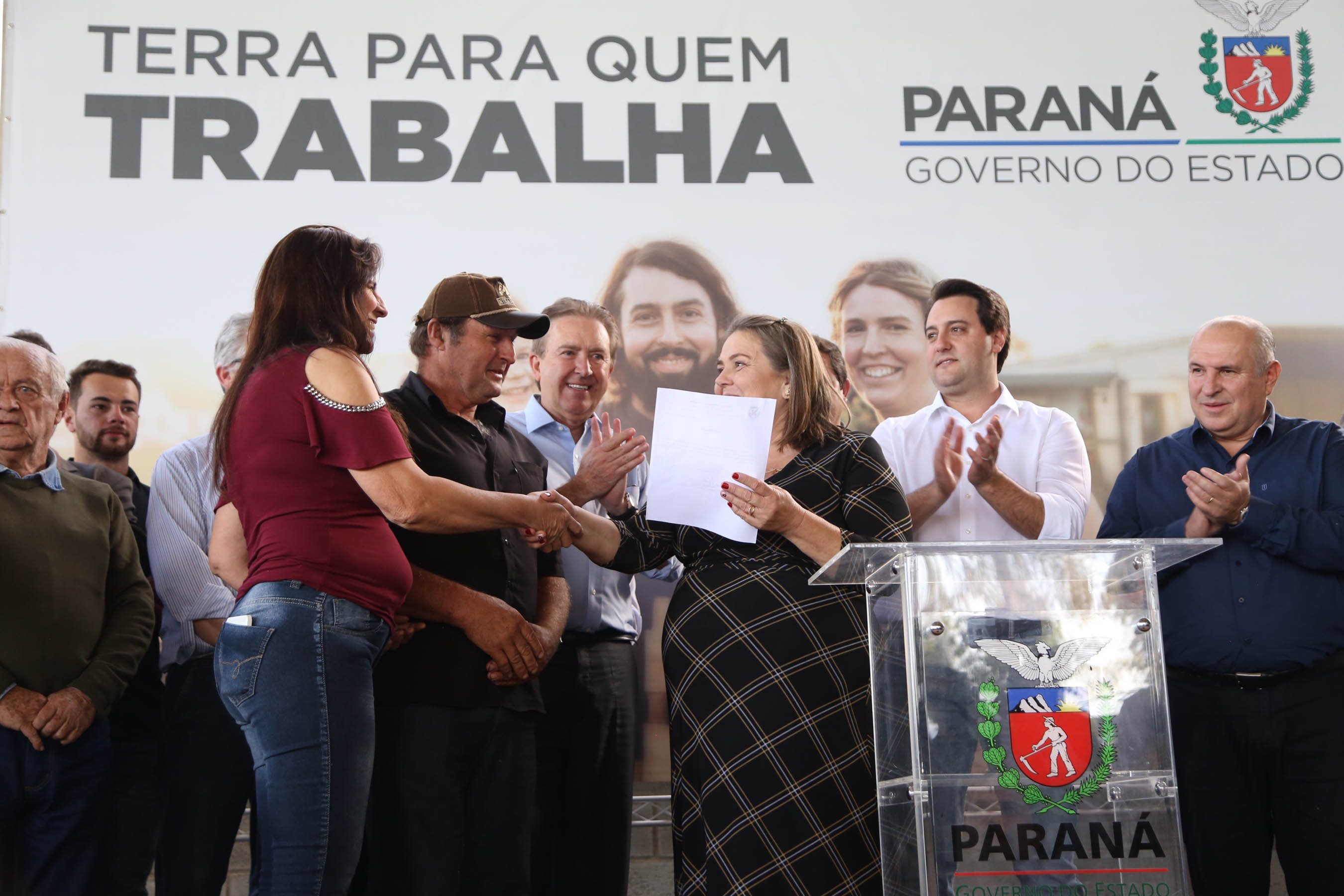Governador Carlos Massa Ratinho Junior, durante solenidade realizada no município de Quitandinha, na Região Metropolitana de Curitiba, entregou títulos de regularização fundiária para 59 pequenos produtores rurais e confirmou recursos para a prefeitura adquirir equipamento rodoviário e veículo para uso na administração - Quitandinha, 13/06/2019 - Foto: José Fernando Ogura/ANPr