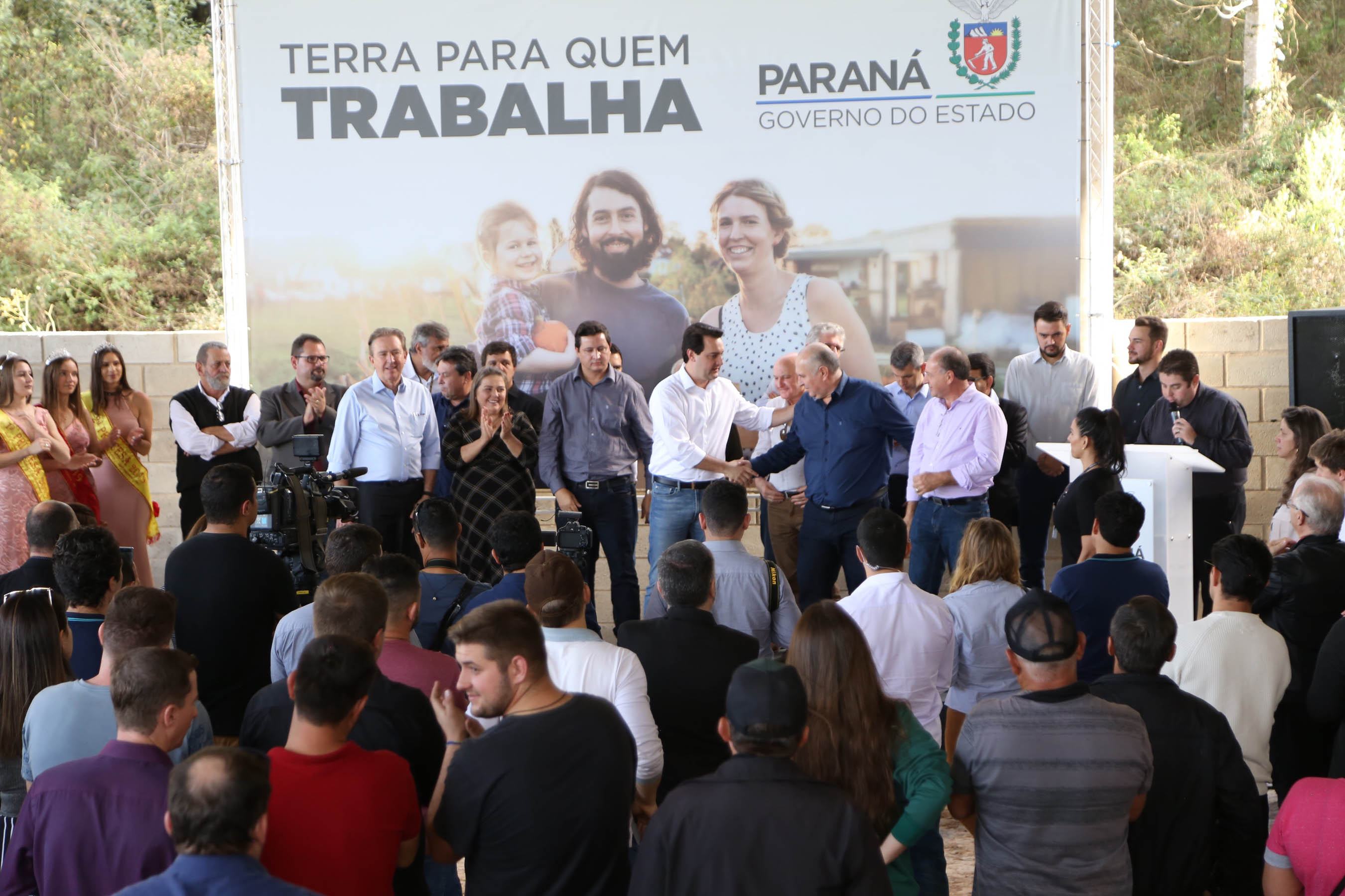 Governador Carlos Massa Ratinho Junior, durante solenidade realizada no município de Quitandinha, na Região Metropolitana de Curitiba, entregou títulos de regularização fundiária para 59 pequenos produtores rurais e confirmou recursos para a prefeitura adquirir equipamento rodoviário e veículo para uso na administração - Quitandinha, 13/06/2019 - Foto: José Fernando Ogura/ANPr