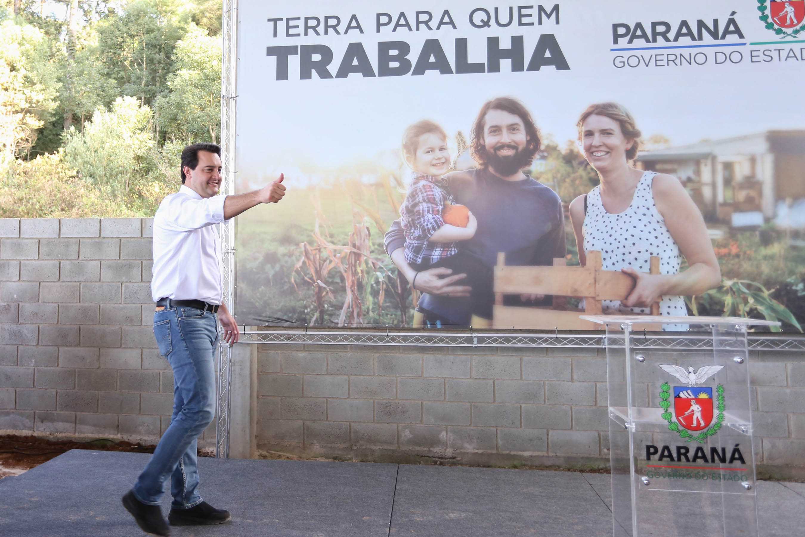 Governador Carlos Massa Ratinho Junior, durante solenidade realizada no município de Quitandinha, na Região Metropolitana de Curitiba, entregou títulos de regularização fundiária para 59 pequenos produtores rurais e confirmou recursos para a prefeitura adquirir equipamento rodoviário e veículo para uso na administração - Quitandinha, 13/06/2019 - Foto: José Fernando Ogura/ANPr