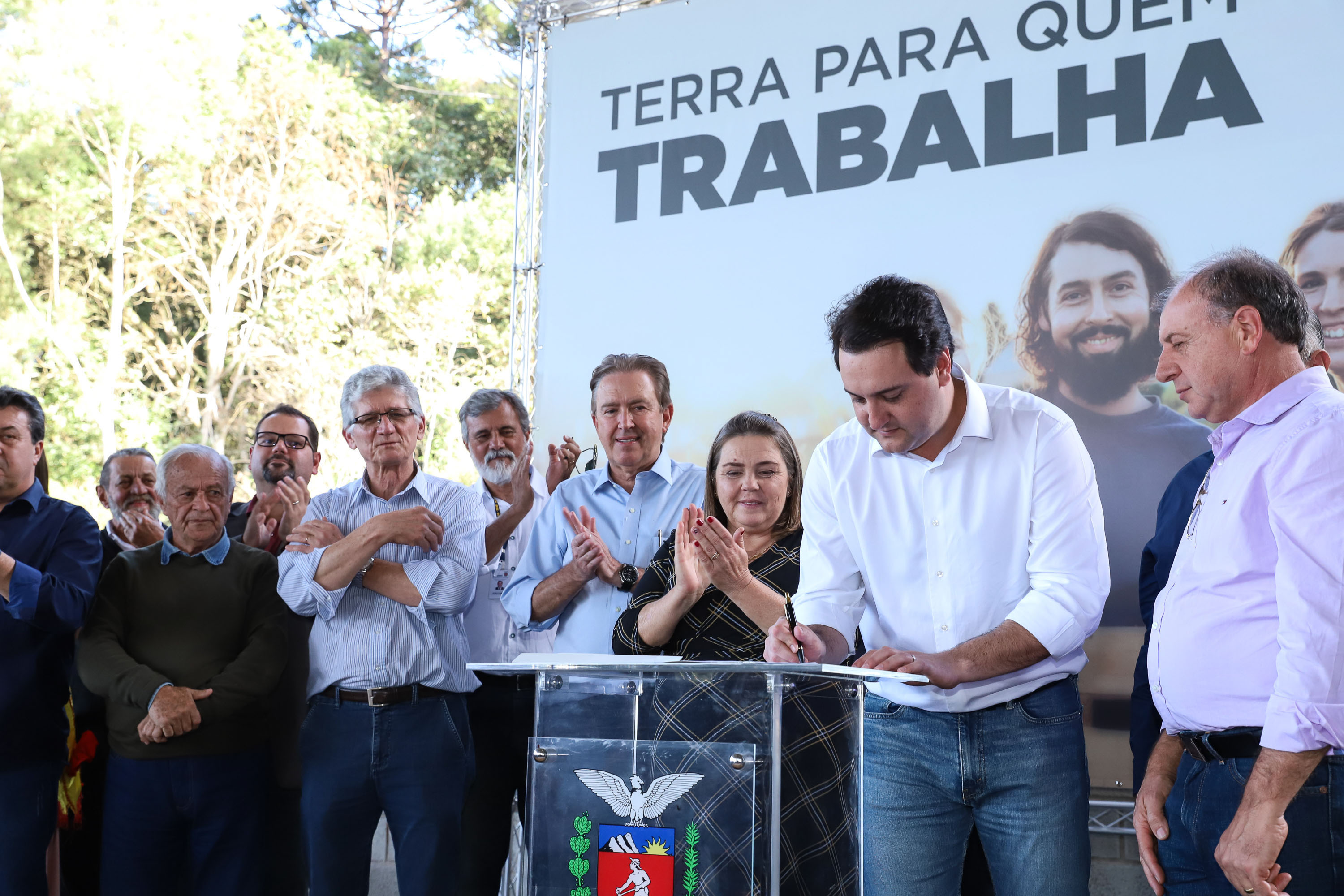 Governador Carlos Massa Ratinho Junior, durante solenidade realizada no município de Quitandinha, na Região Metropolitana de Curitiba, entregou títulos de regularização fundiária para 59 pequenos produtores rurais e confirmou recursos para a prefeitura adquirir equipamento rodoviário e veículo para uso na administração - Quitandinha, 13/06/2019 - Foto: Rodrigo Félix Leal/ANPr
