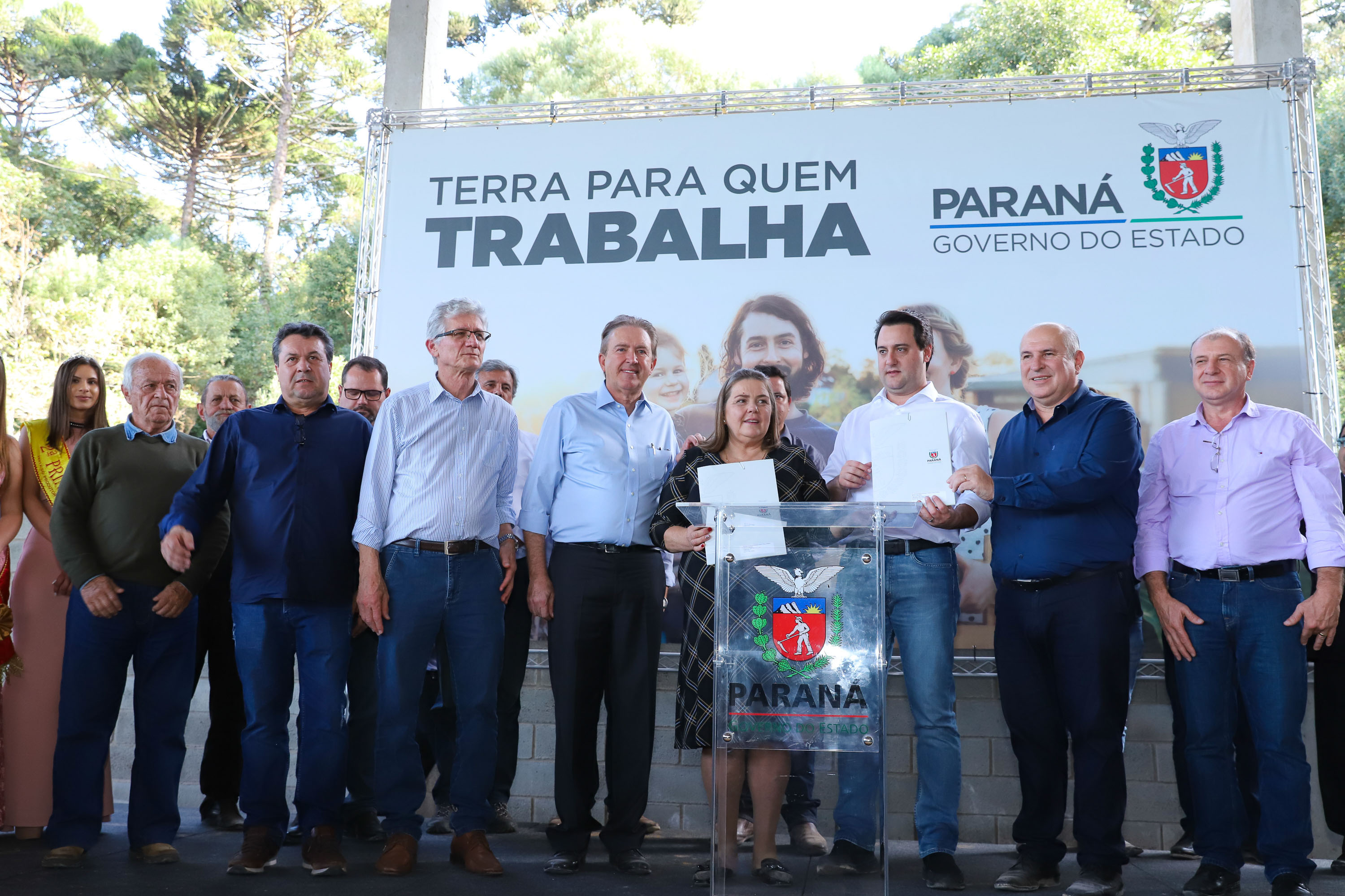 Governador Carlos Massa Ratinho Junior, durante solenidade realizada no município de Quitandinha, na Região Metropolitana de Curitiba, entregou títulos de regularização fundiária para 59 pequenos produtores rurais e confirmou recursos para a prefeitura adquirir equipamento rodoviário e veículo para uso na administração - Quitandinha, 13/06/2019 - Foto: Rodrigo Félix Leal/ANPr