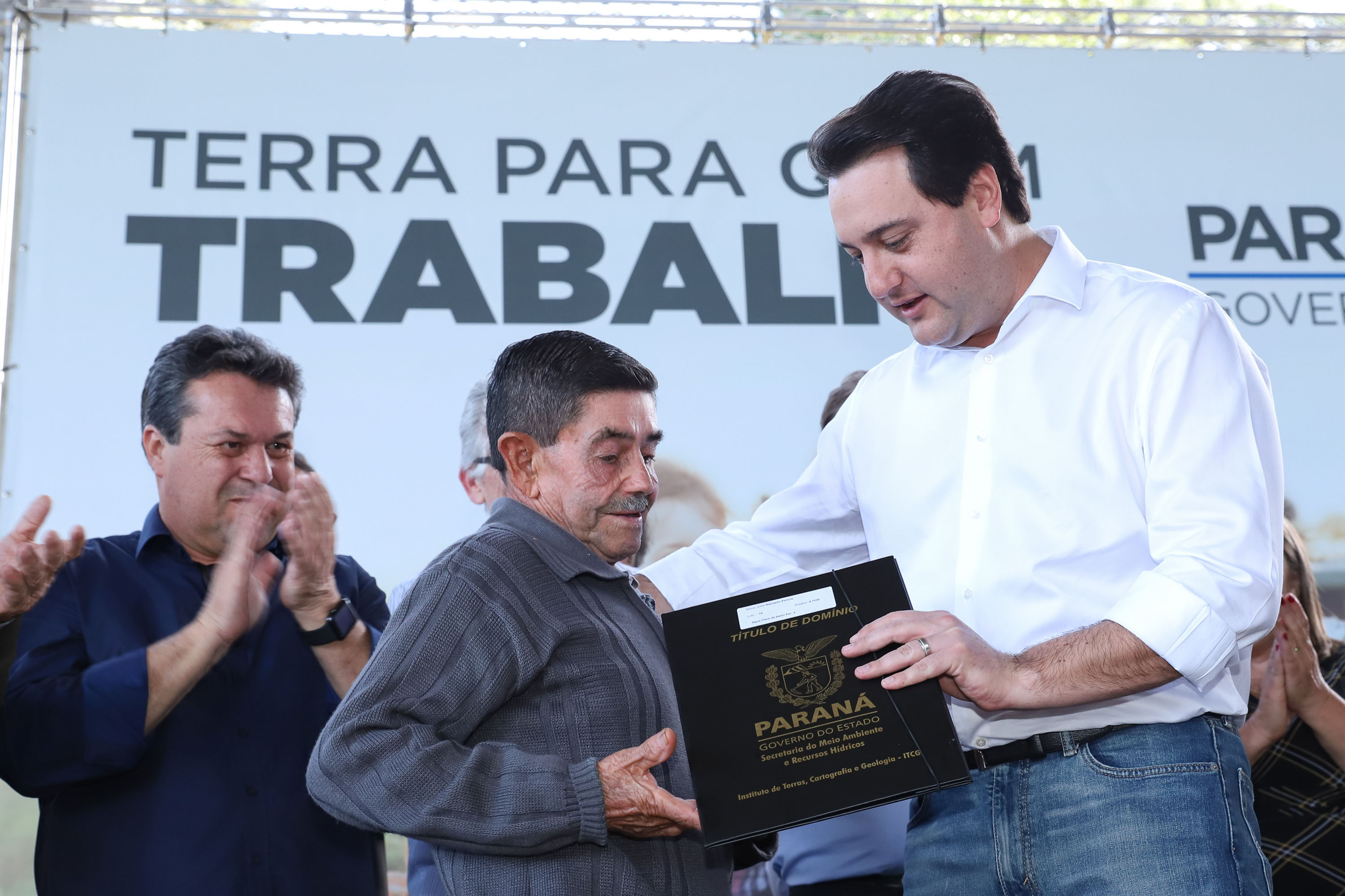 Governador Carlos Massa Ratinho Junior, durante solenidade realizada no município de Quitandinha, na Região Metropolitana de Curitiba, entregou títulos de regularização fundiária para 59 pequenos produtores rurais e confirmou recursos para a prefeitura adquirir equipamento rodoviário e veículo para uso na administração - Quitandinha, 13/06/2019 - Foto: Rodrigo Félix Leal/ANPr