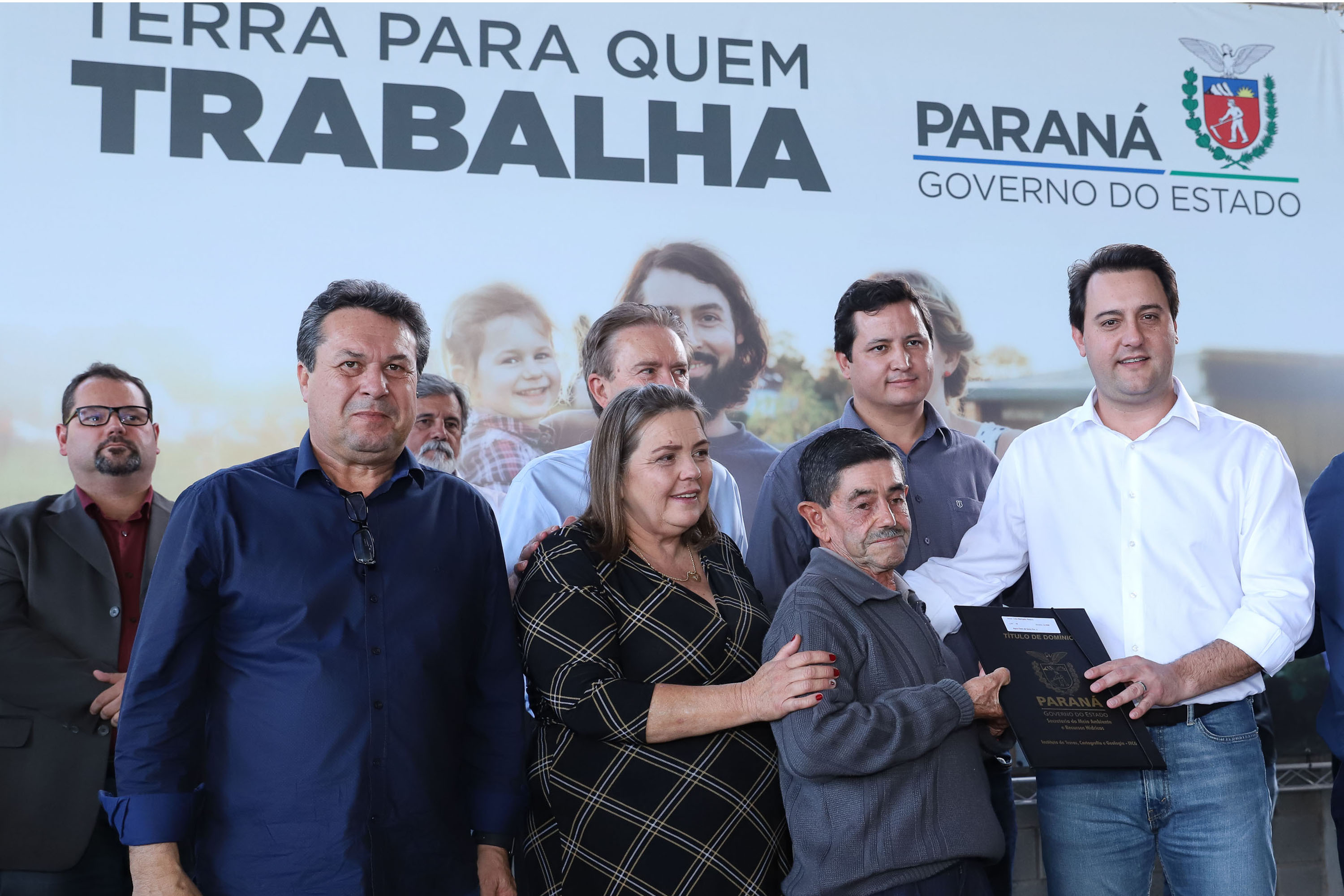 Governador Carlos Massa Ratinho Junior, durante solenidade realizada no município de Quitandinha, na Região Metropolitana de Curitiba, entregou títulos de regularização fundiária para 59 pequenos produtores rurais e confirmou recursos para a prefeitura adquirir equipamento rodoviário e veículo para uso na administração - Quitandinha, 13/06/2019 - Foto: Rodrigo Félix Leal/ANPr
